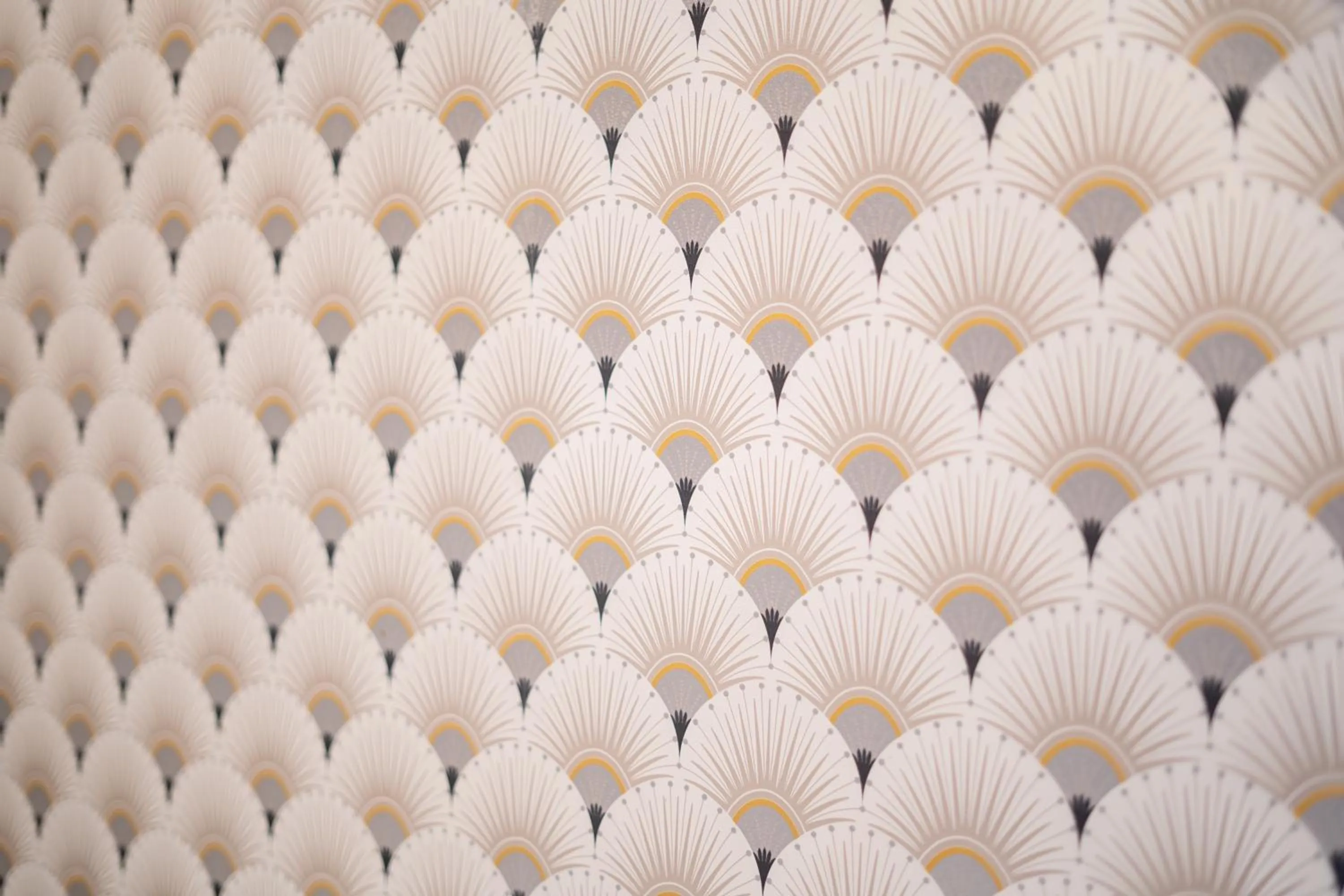 Decorative detail in Capstay Color Valenciennes & Netflix