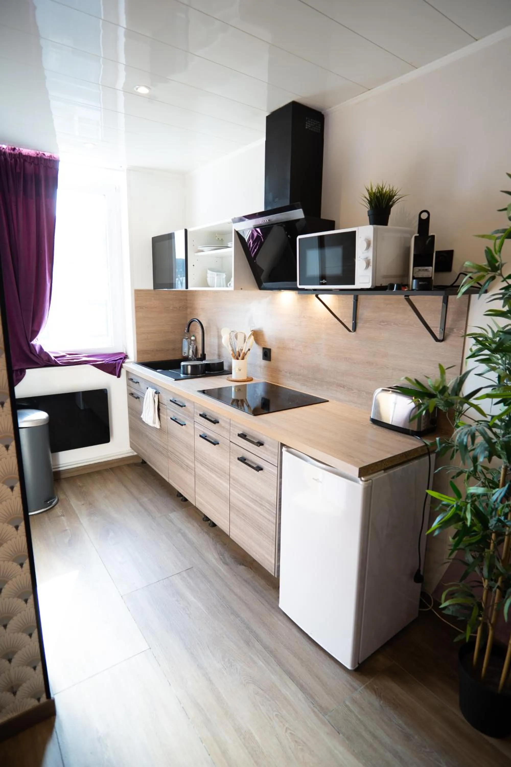 kitchen in Capstay Color Valenciennes & Netflix