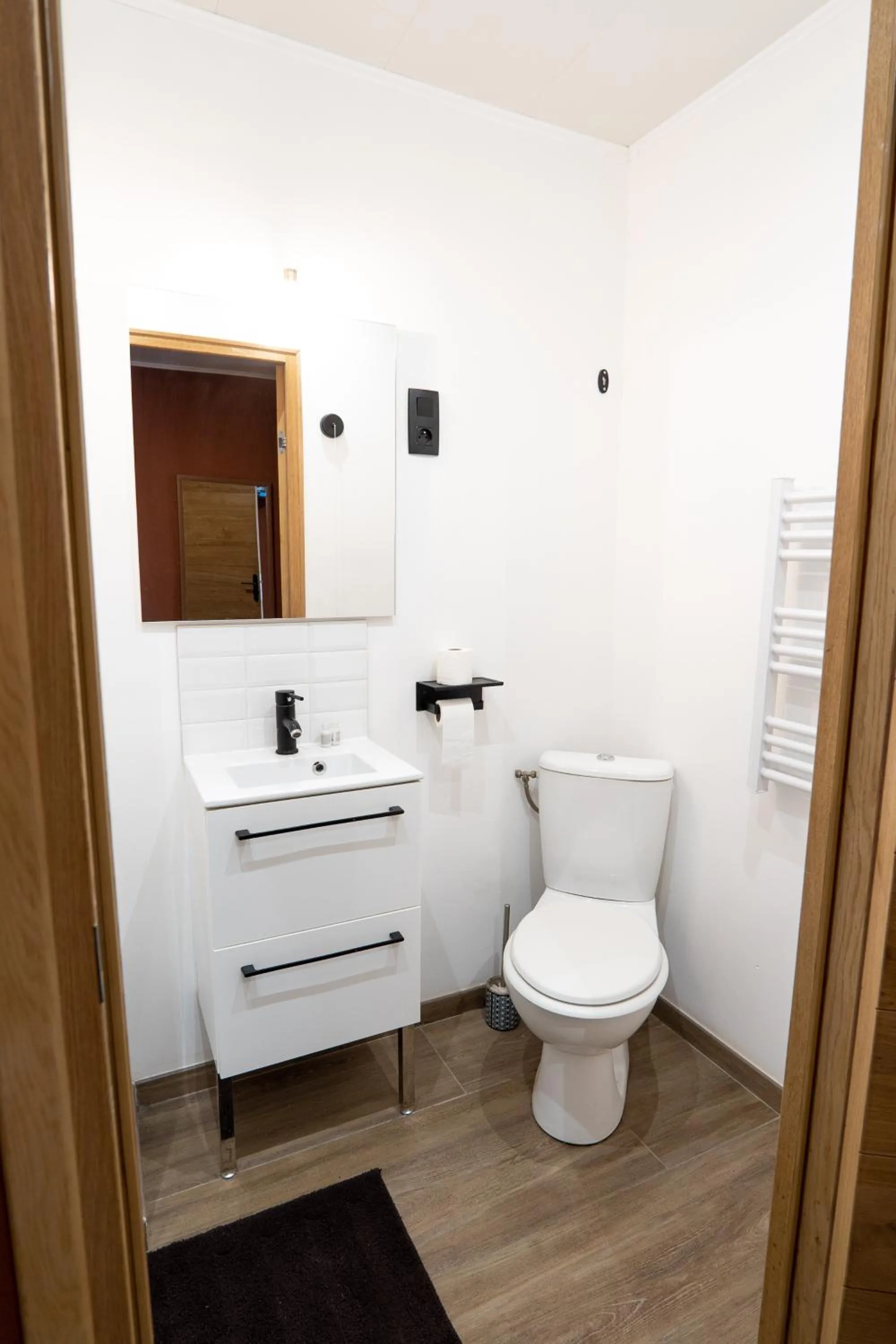 Toilet in Capstay Color Valenciennes & Netflix