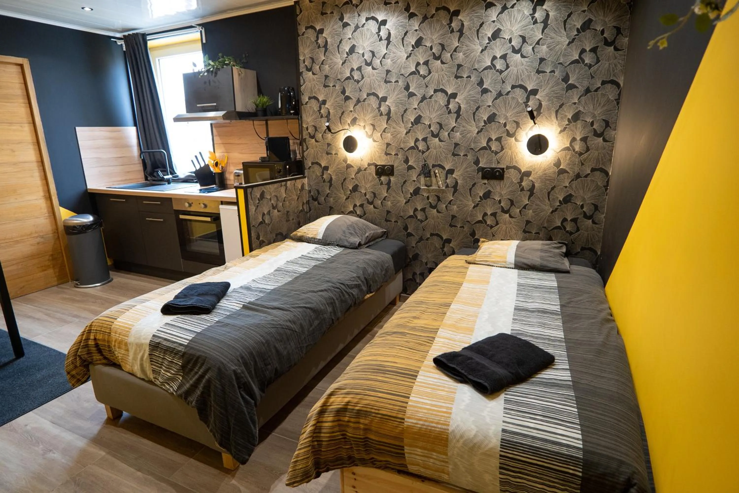 Bed in Capstay Color Valenciennes & Netflix