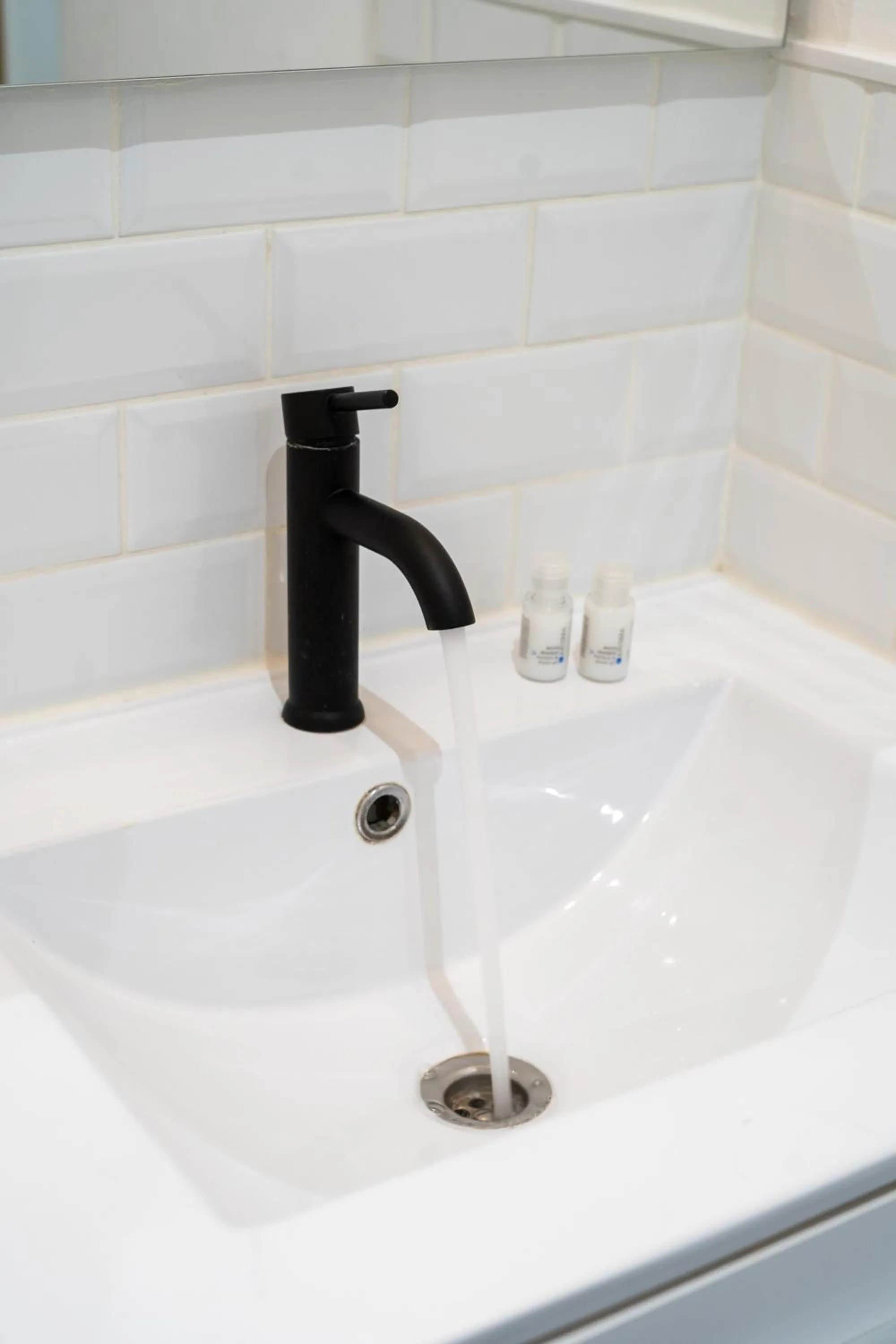 Bathroom in Capstay Color Valenciennes & Netflix