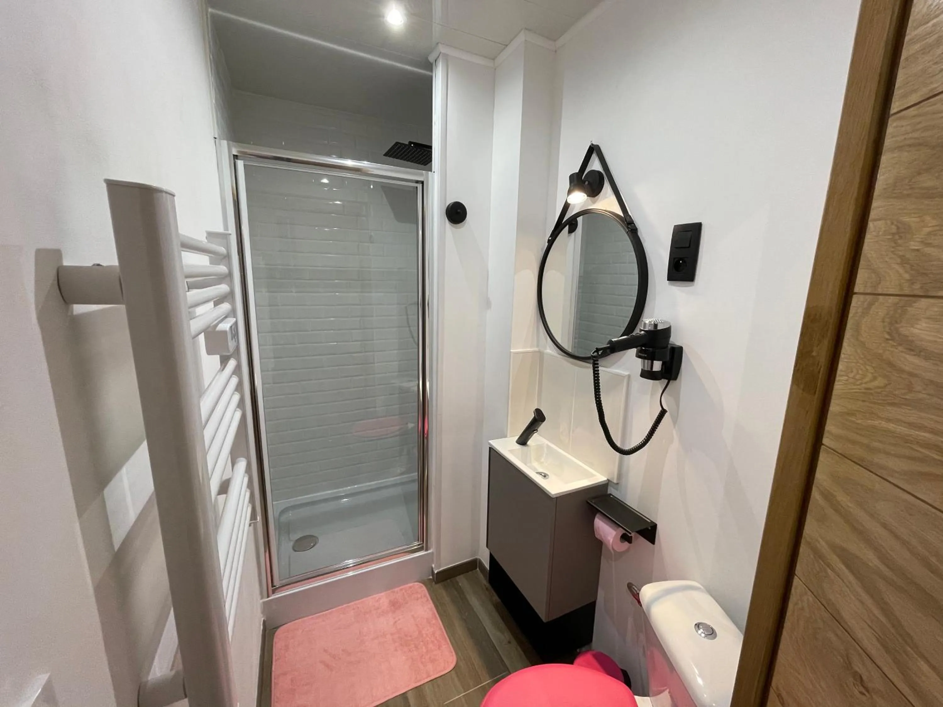 Bathroom in Capstay Color Valenciennes & Netflix