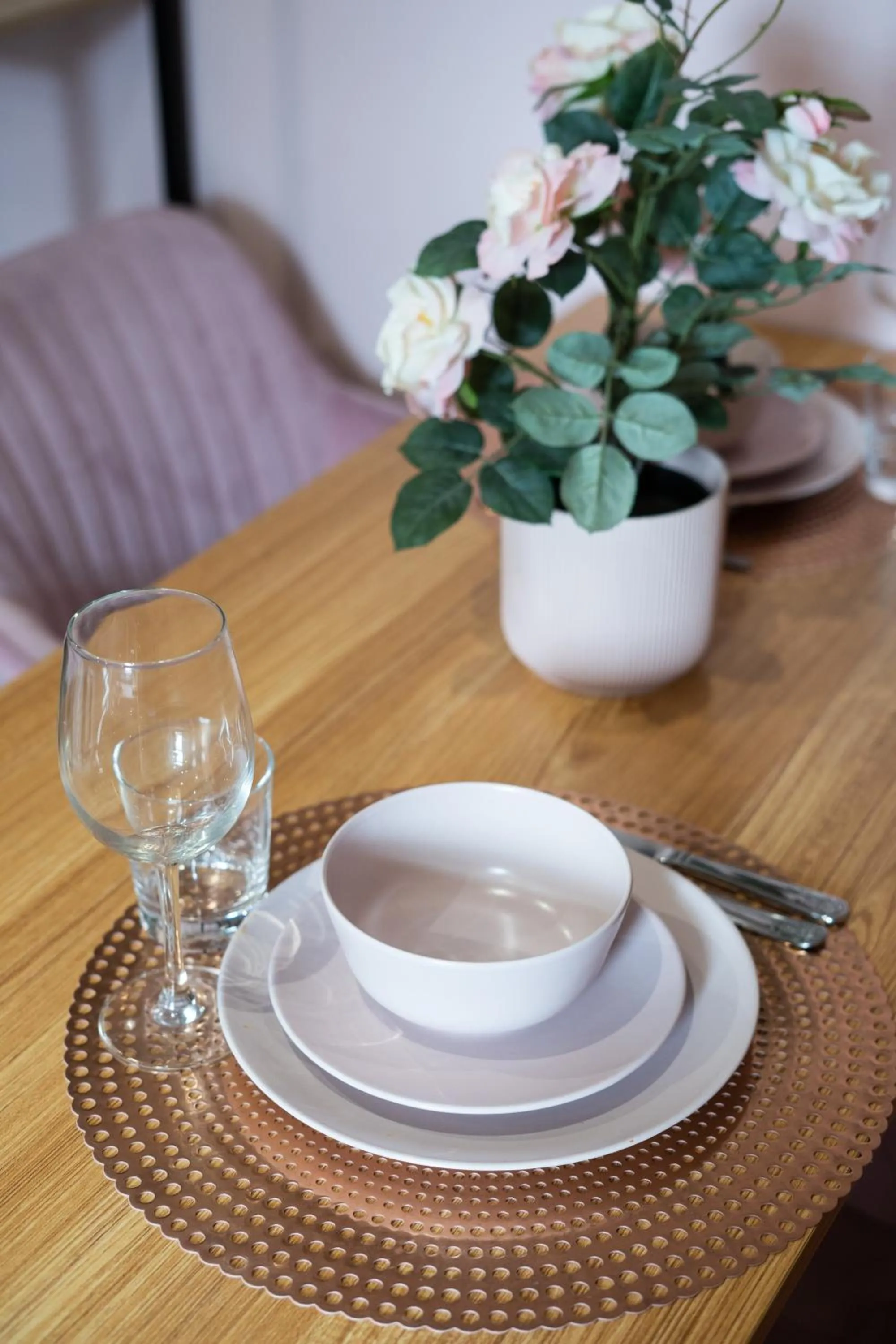 Decorative detail in Capstay Color Valenciennes & Netflix