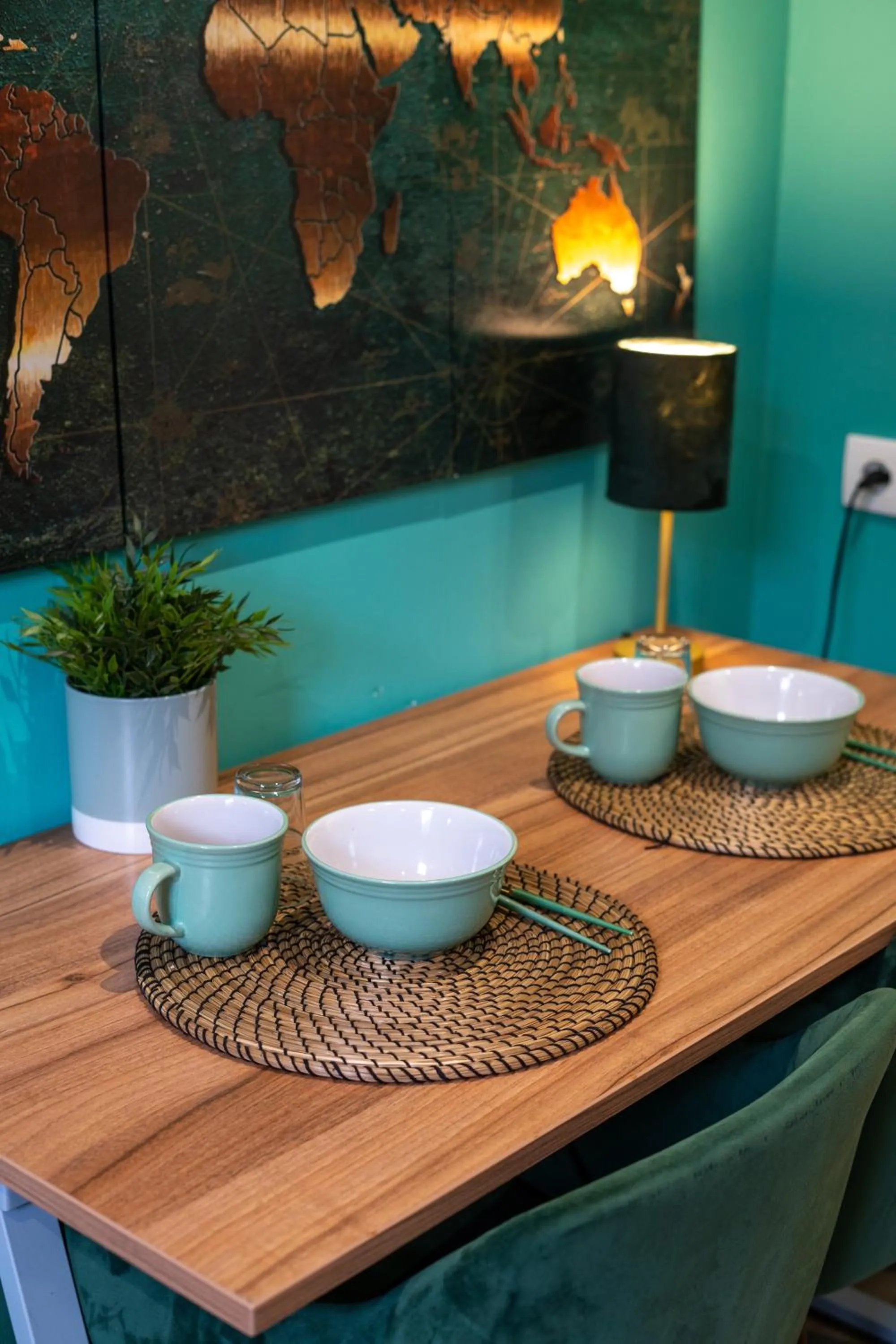 Dining area in Capstay Color Valenciennes & Netflix