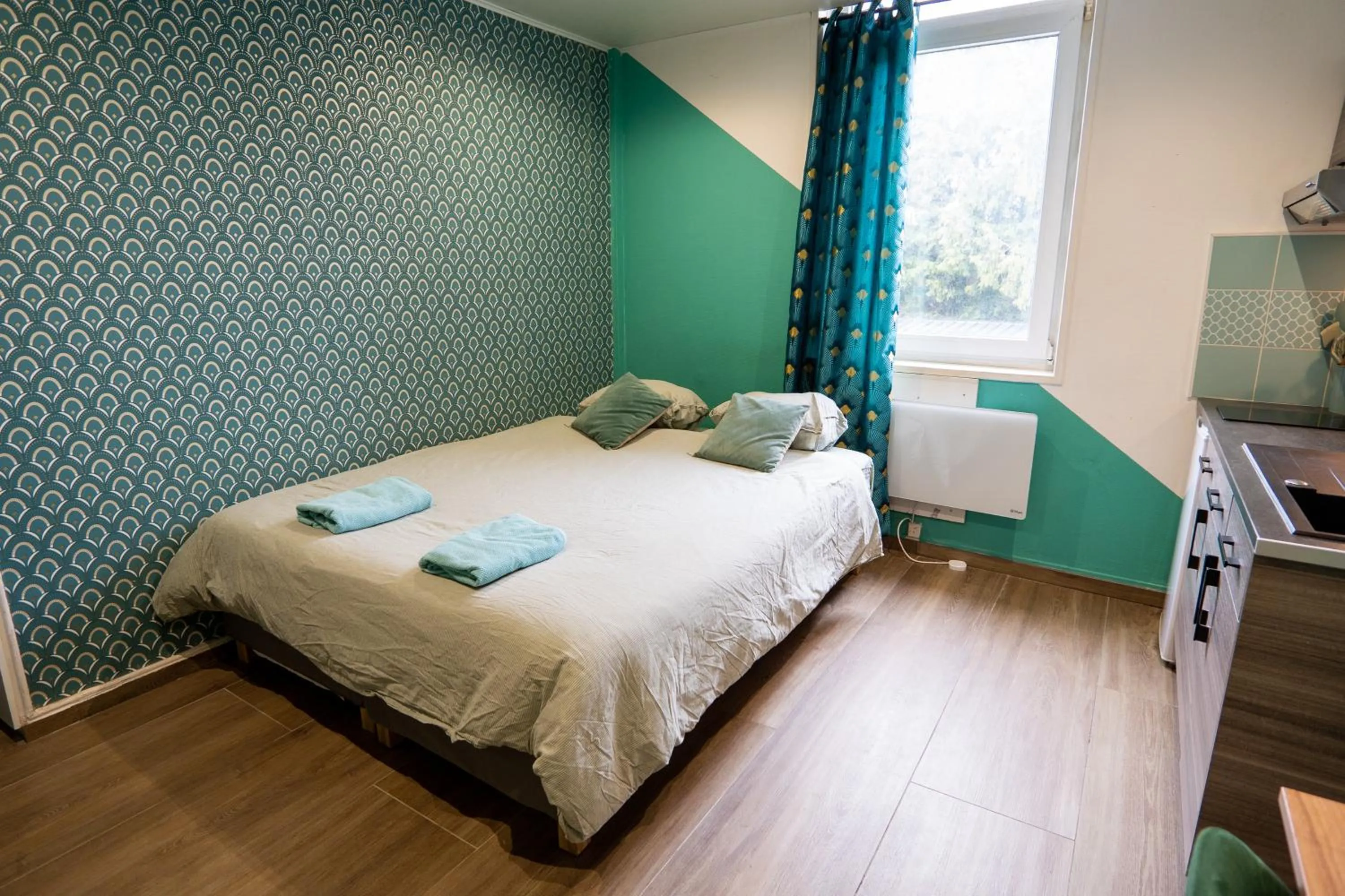 Bed in Capstay Color Valenciennes & Netflix