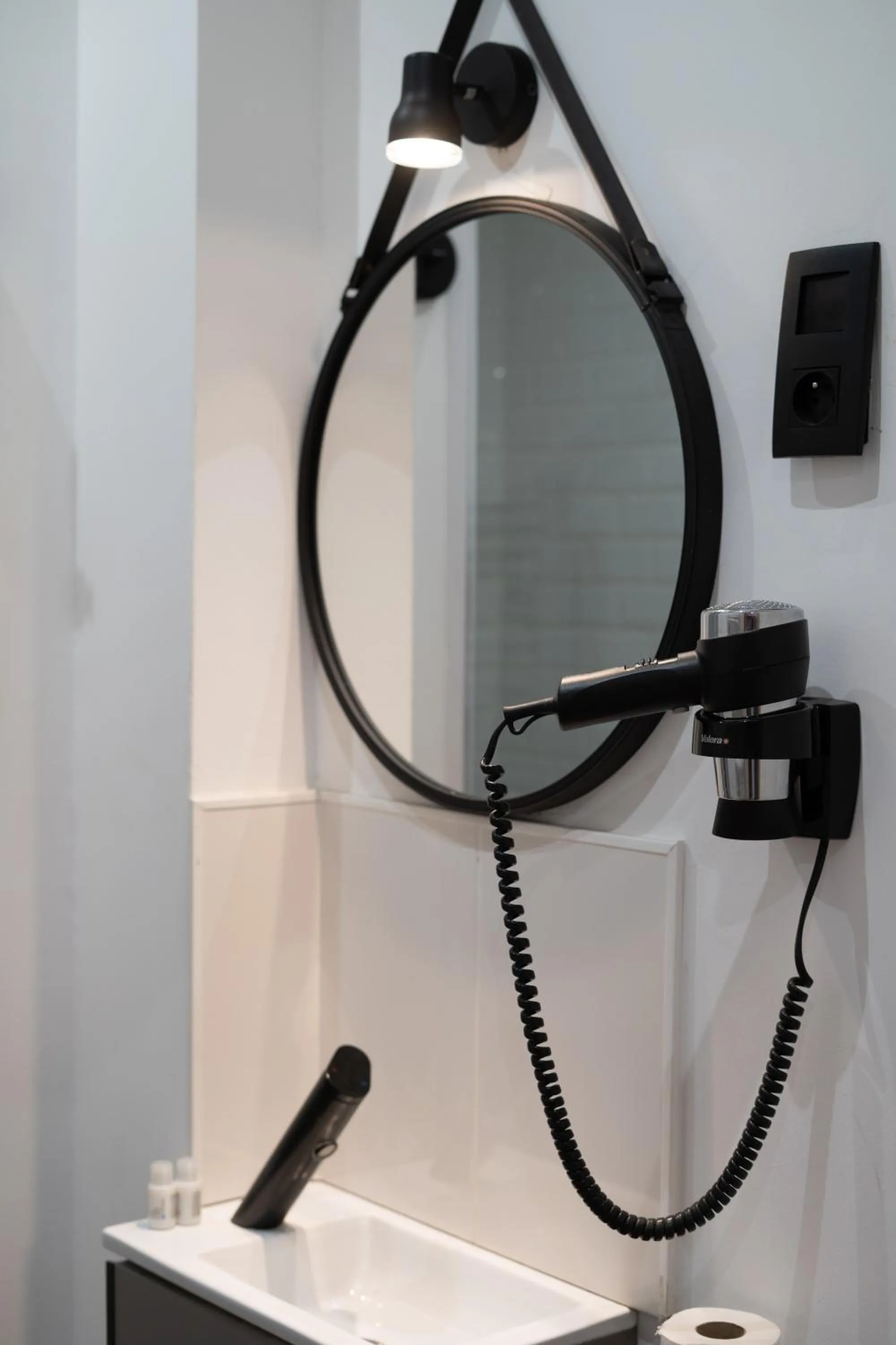 Bathroom in Capstay Color Valenciennes & Netflix