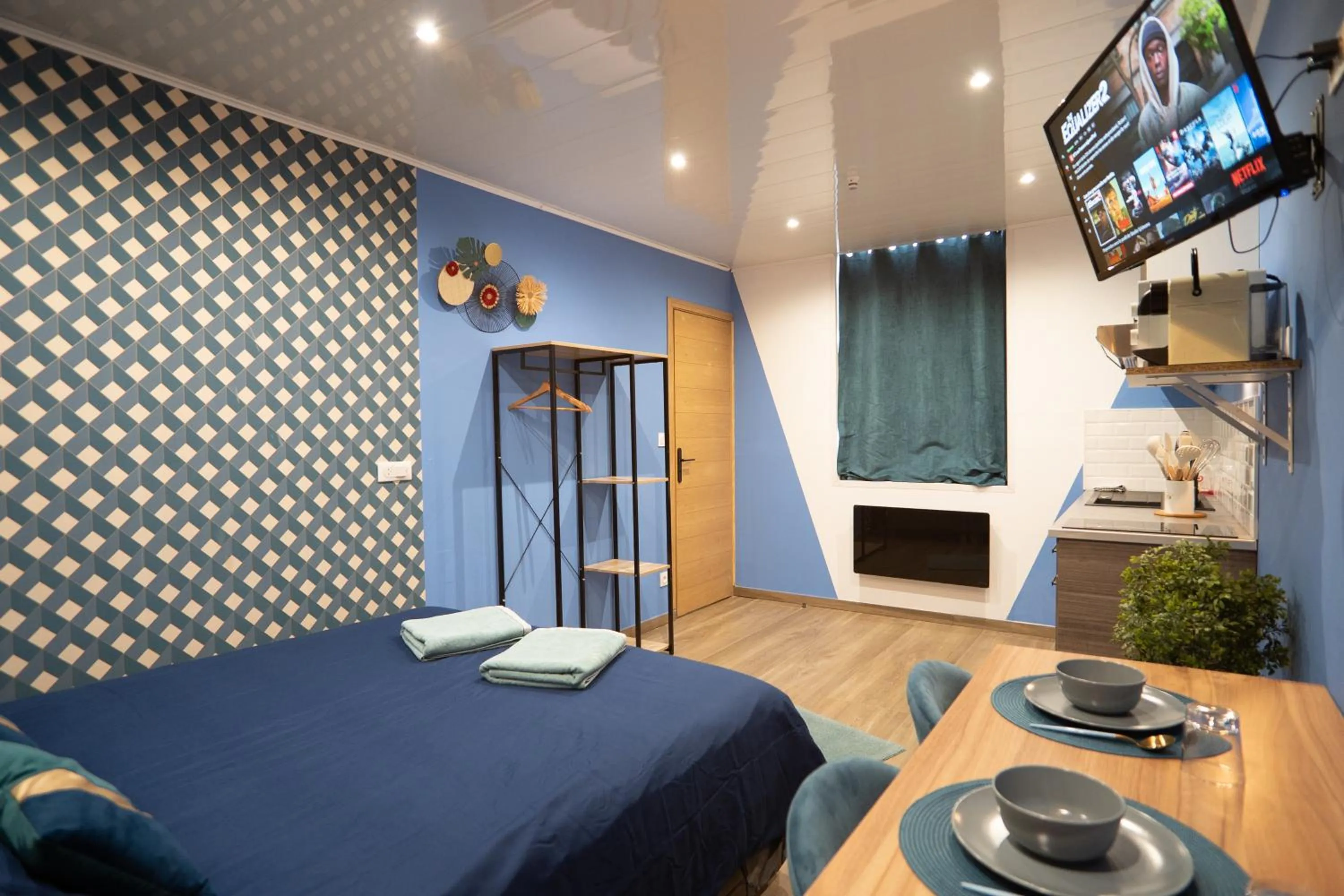 Coffee/tea facilities, Bed in Capstay Color Valenciennes & Netflix