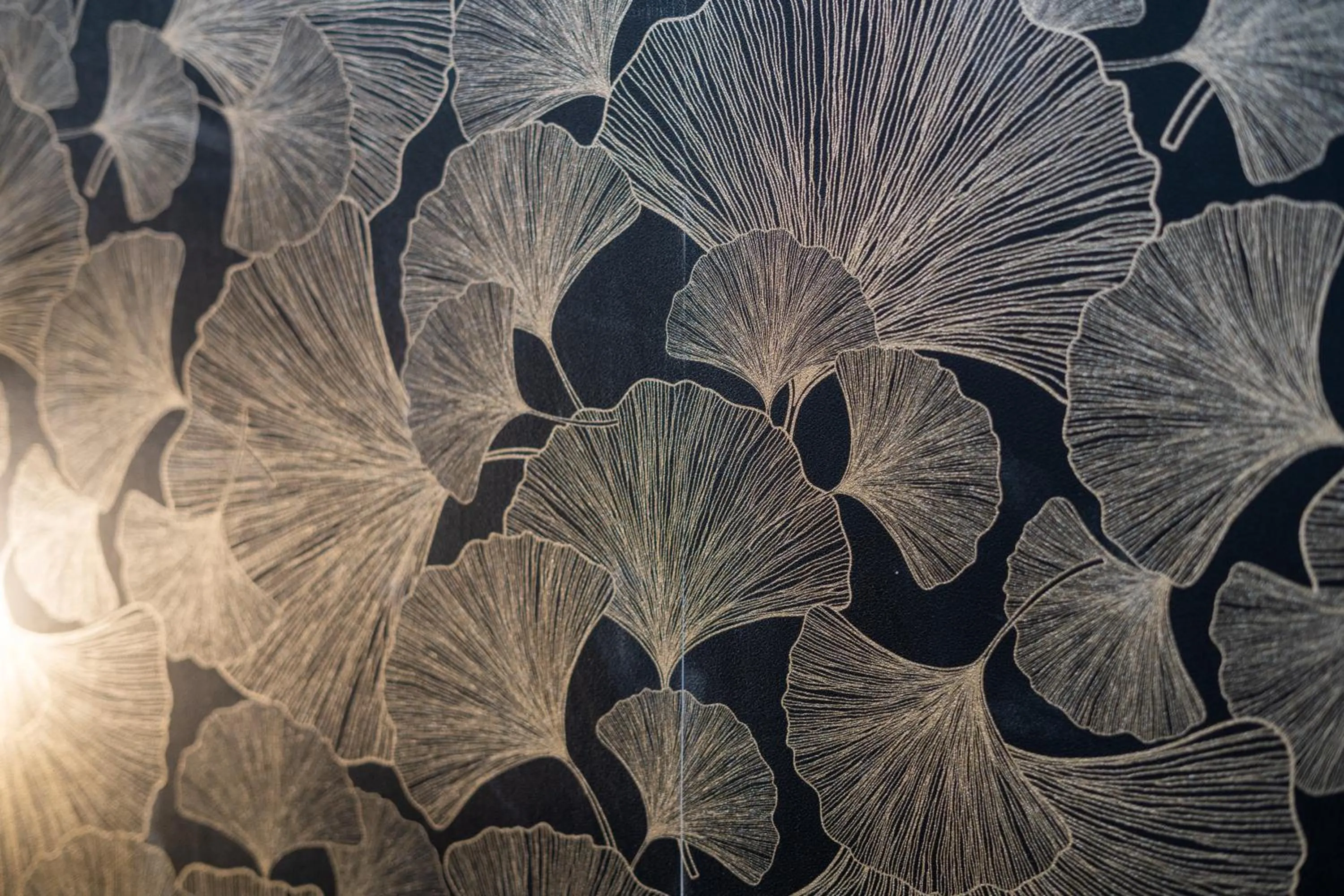 Decorative detail in Capstay Color Valenciennes & Netflix