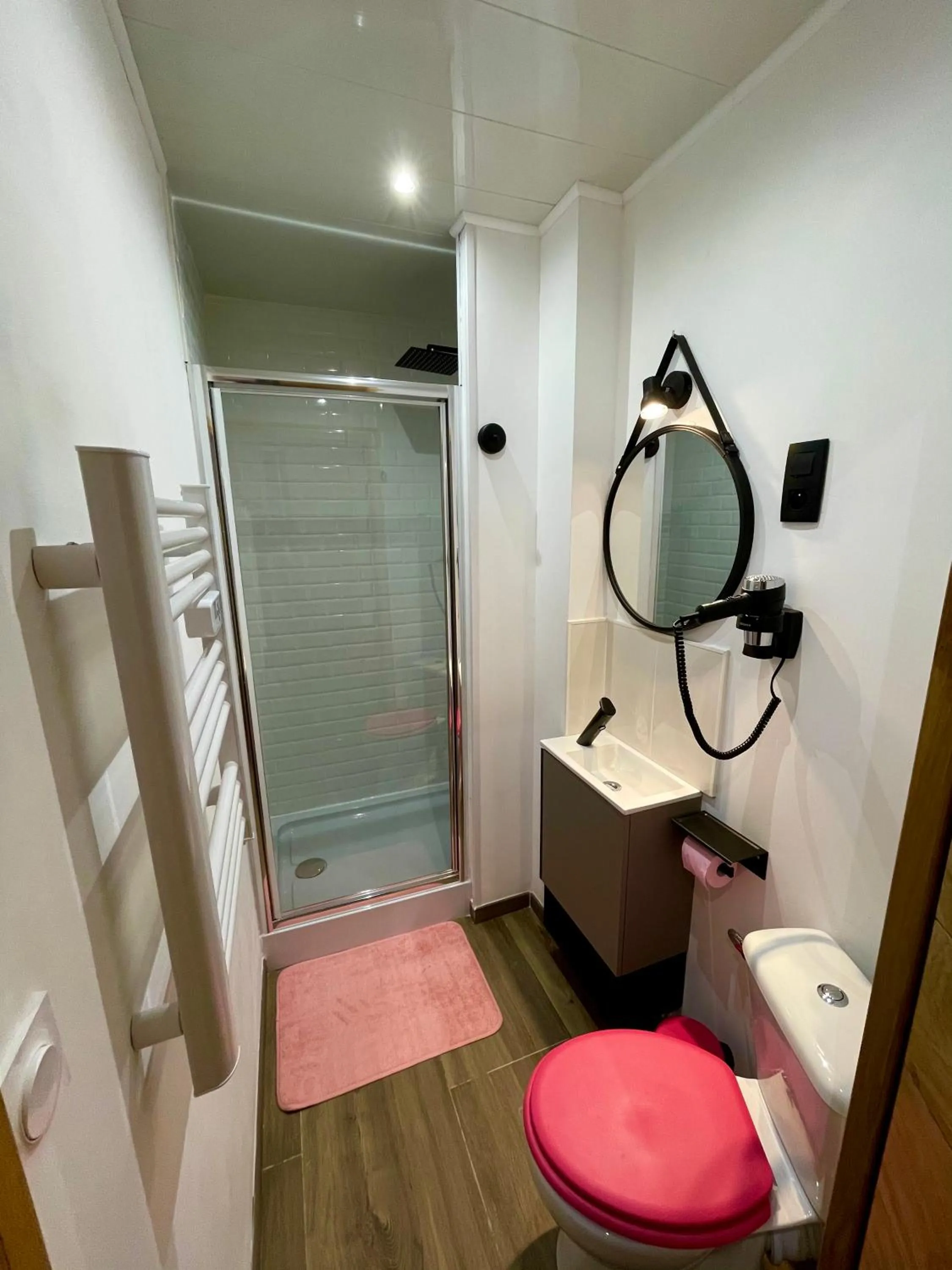 Bathroom in Capstay Color Valenciennes & Netflix