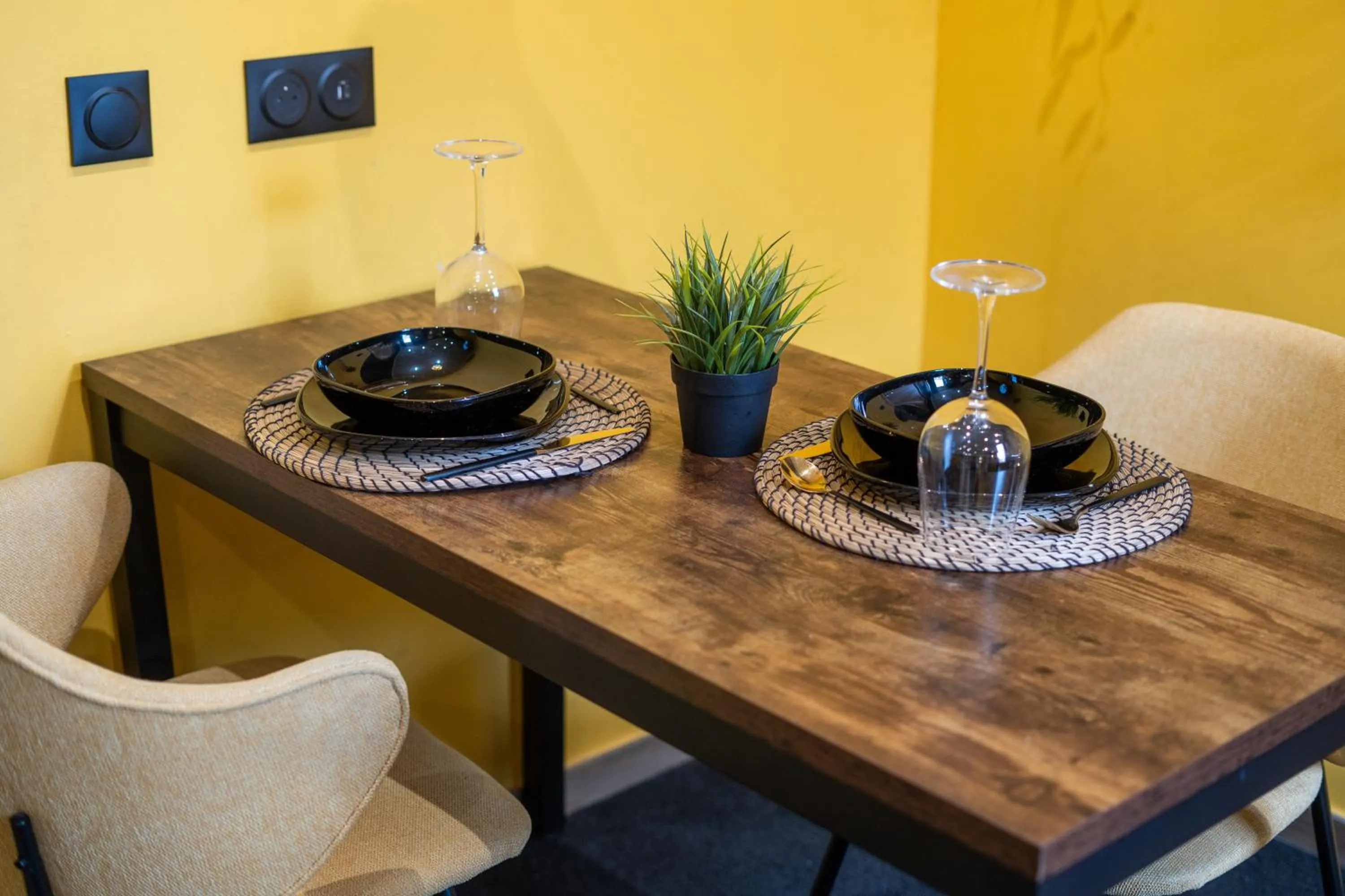 Dining area in Capstay Color Valenciennes & Netflix