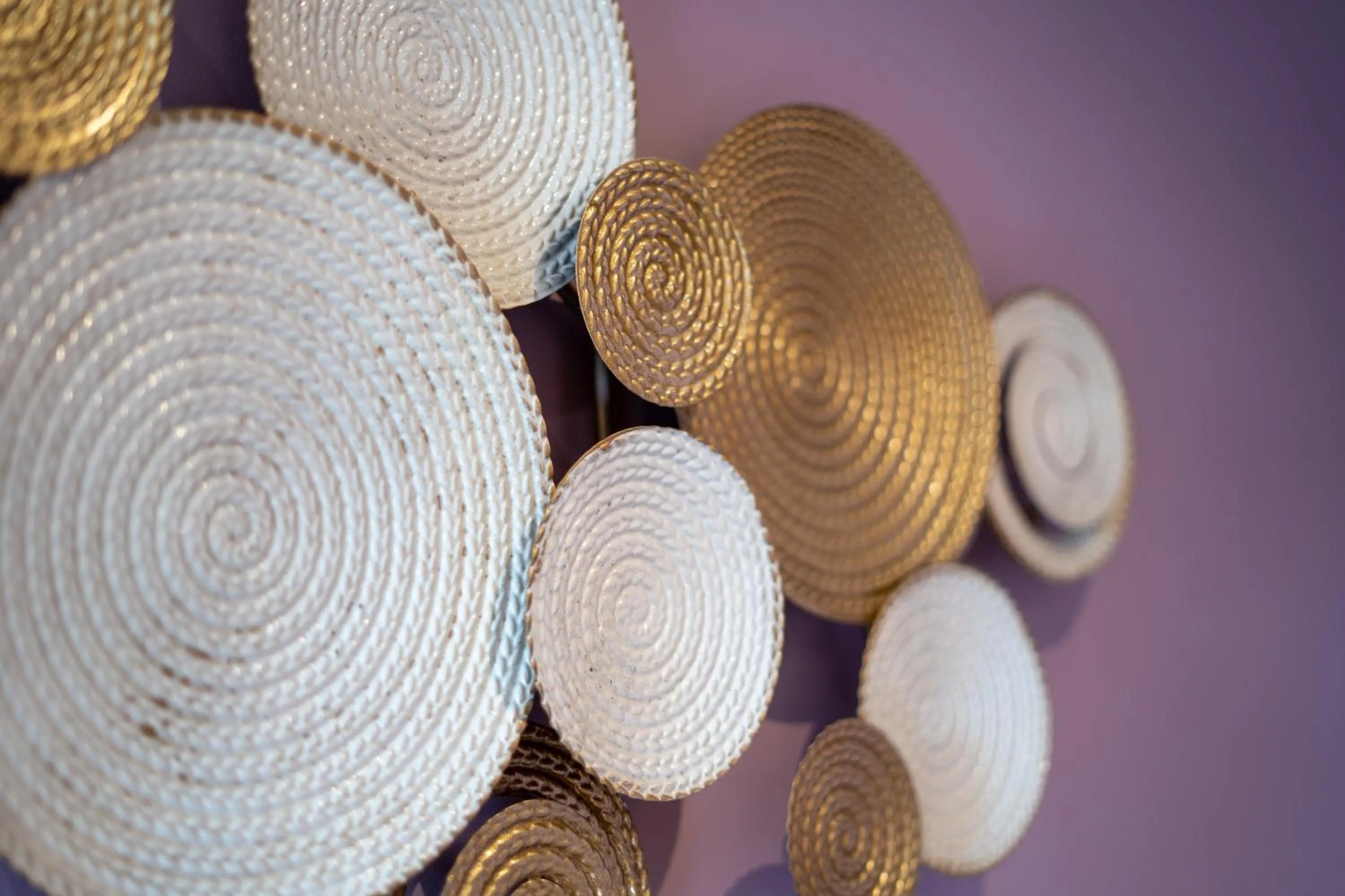 Decorative detail in Capstay Color Valenciennes & Netflix