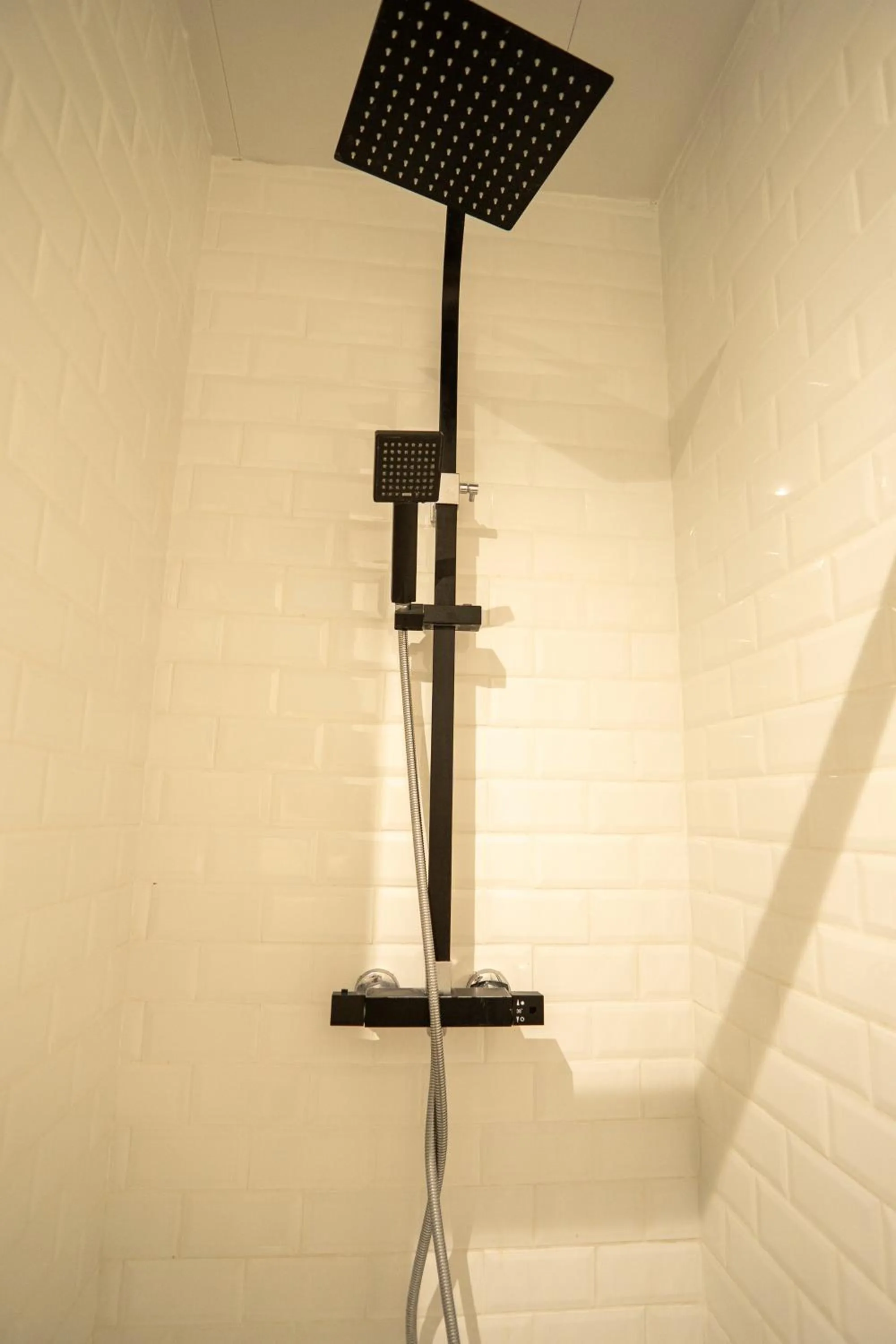 Shower in Capstay Color Valenciennes & Netflix