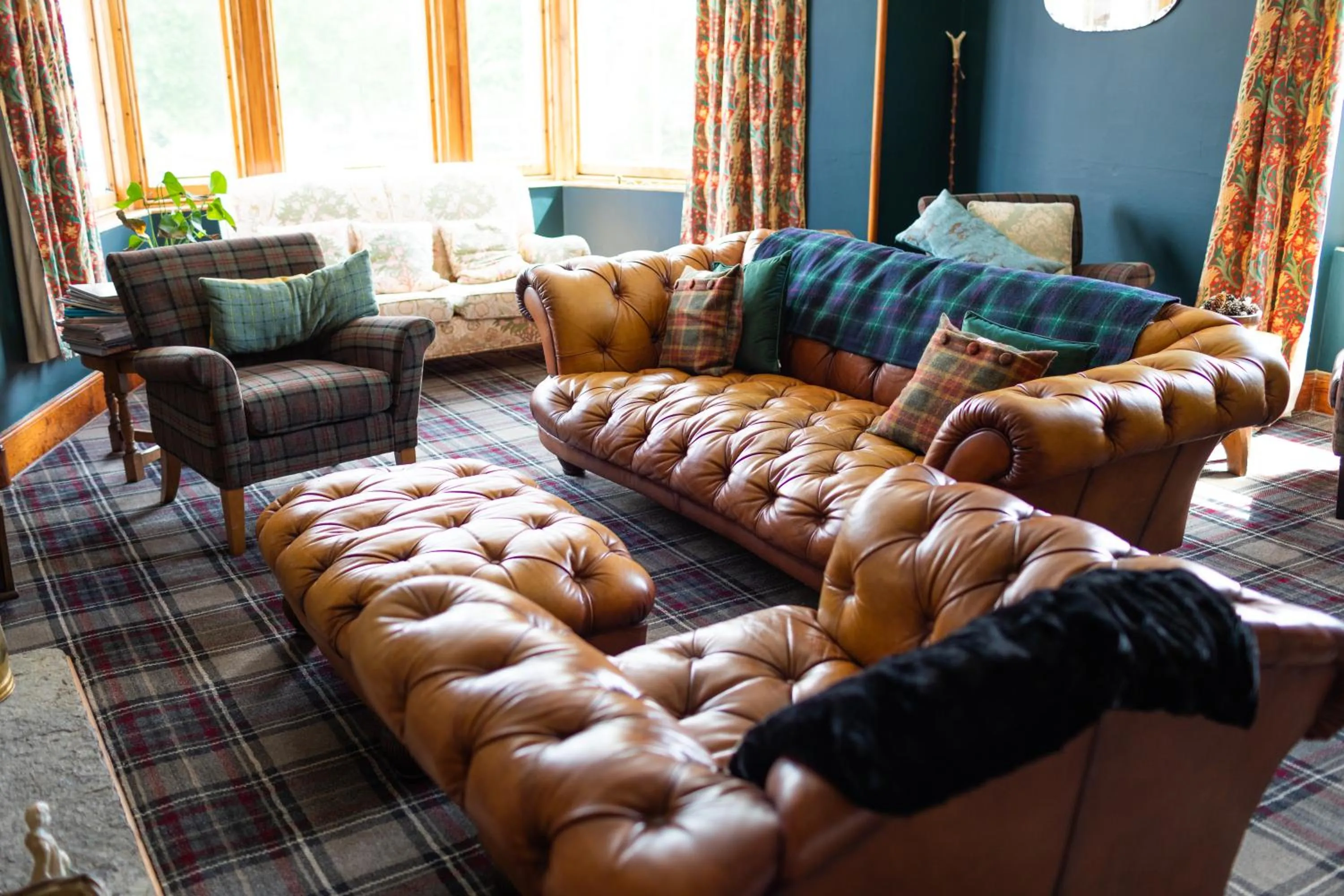 Communal lounge/ TV room in Whitebridge Hotel