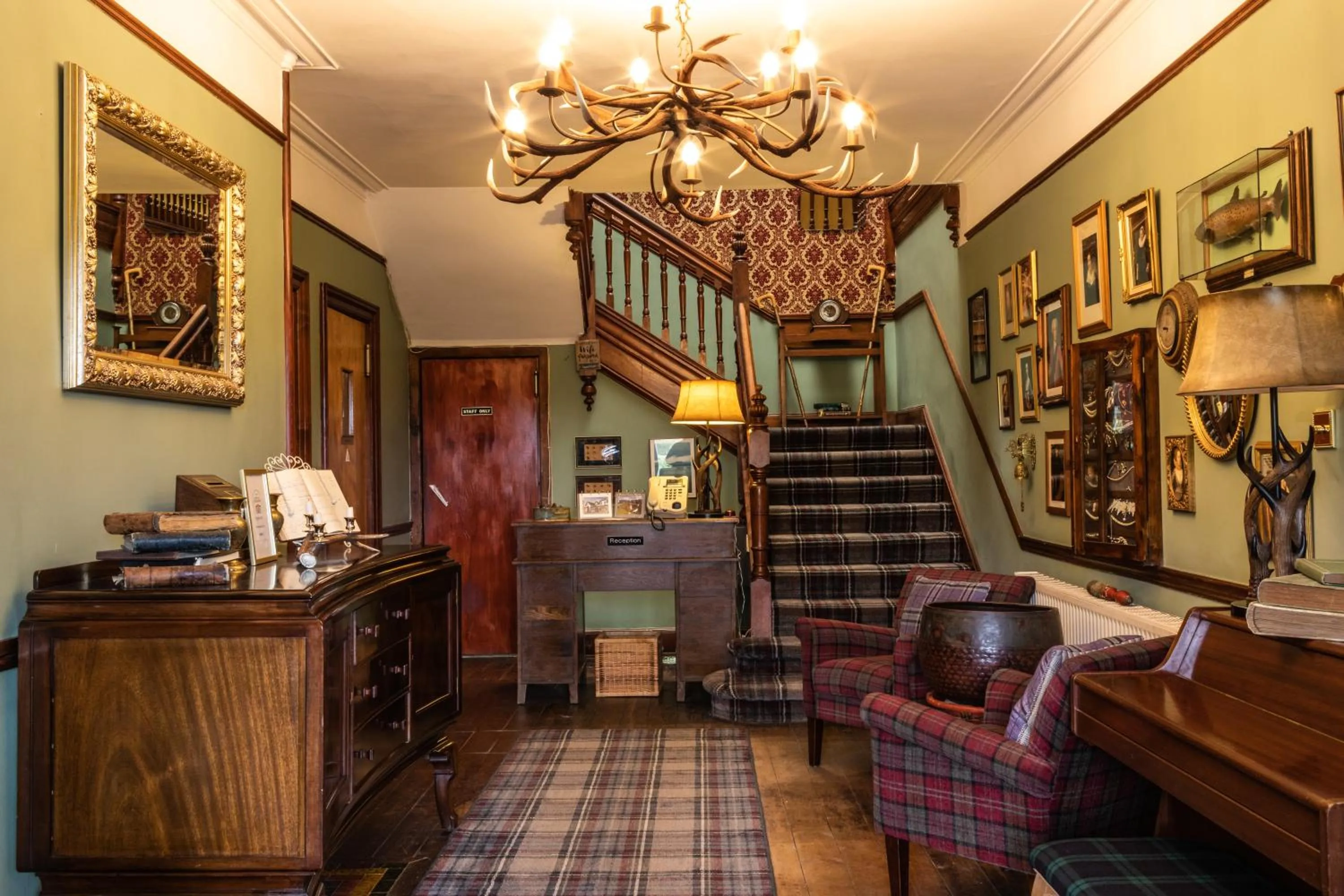 Lobby or reception in Whitebridge Hotel