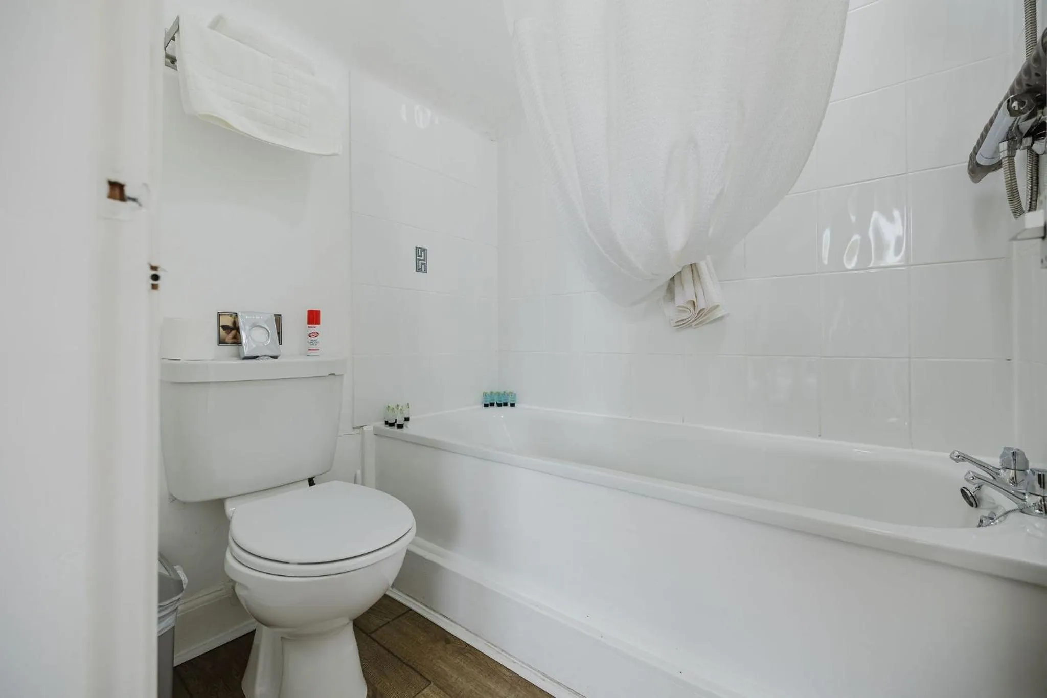 Bathroom in Whitebridge Hotel