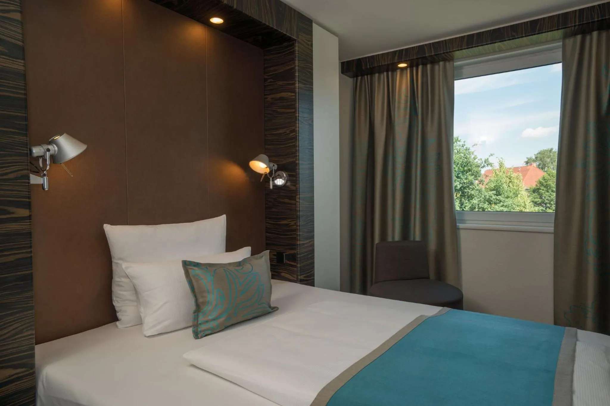 Photo of the whole room, Bed in Motel One Hamburg Airport