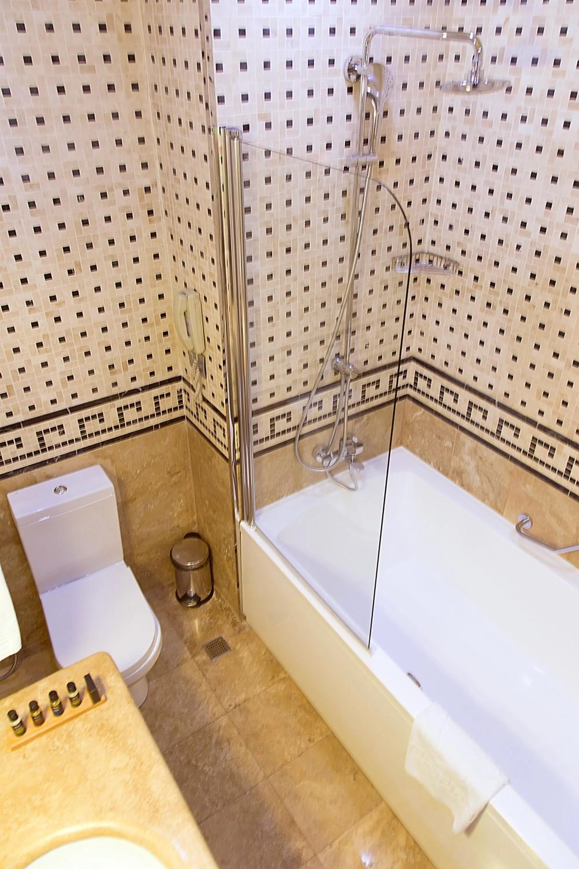 Shower in Graaf Hotel