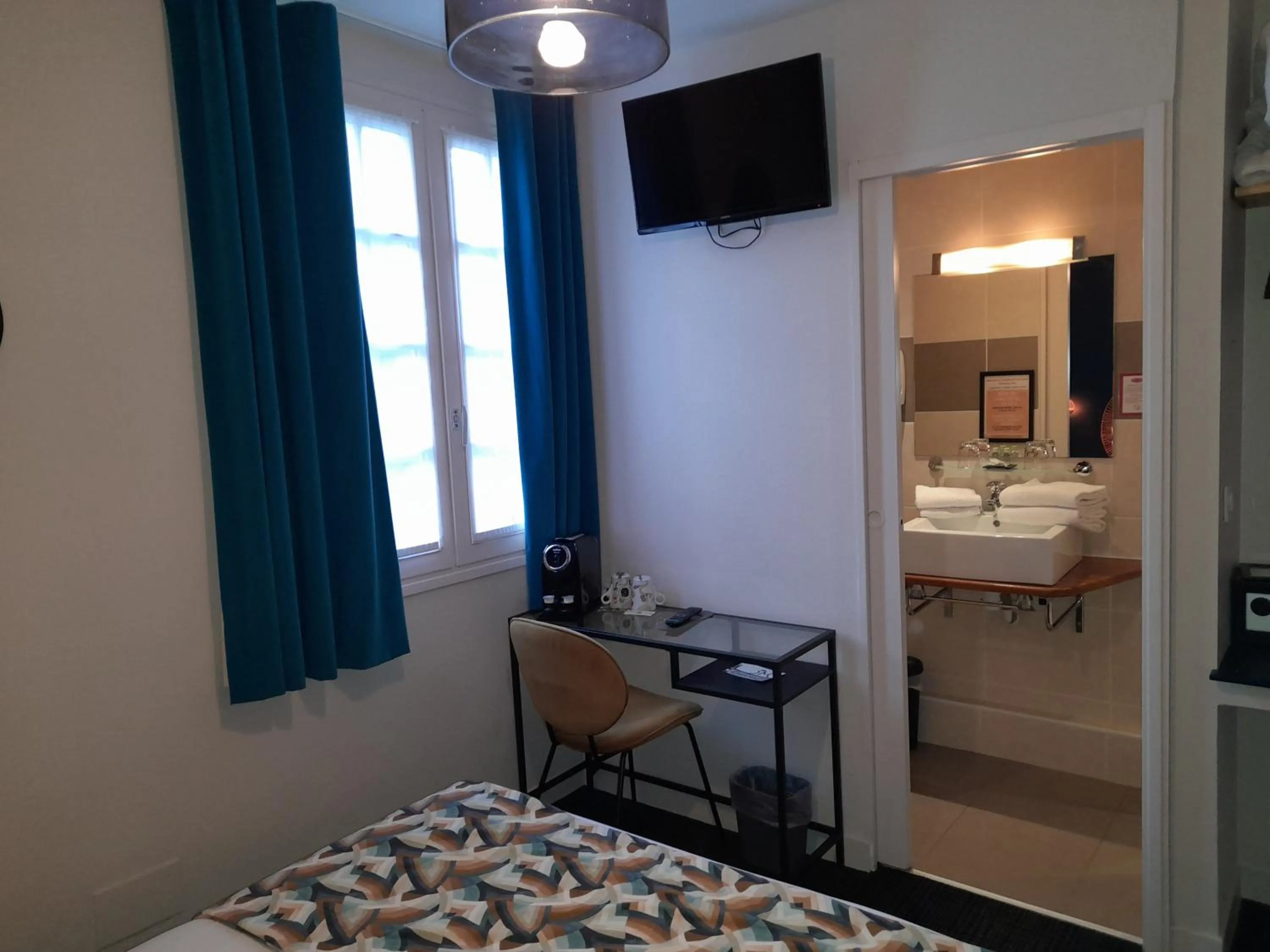 Bedroom, Bed in Hotel Reine Mathilde