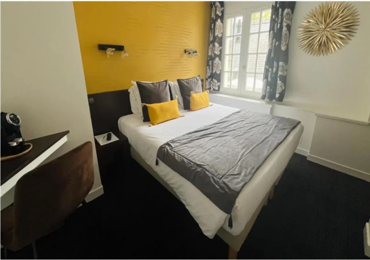 Photo of the whole room, Bed in Hotel Reine Mathilde