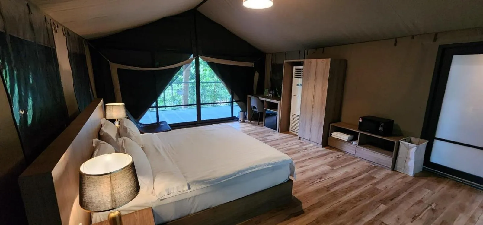 Photo of the whole room, Bed in Boulder Valley