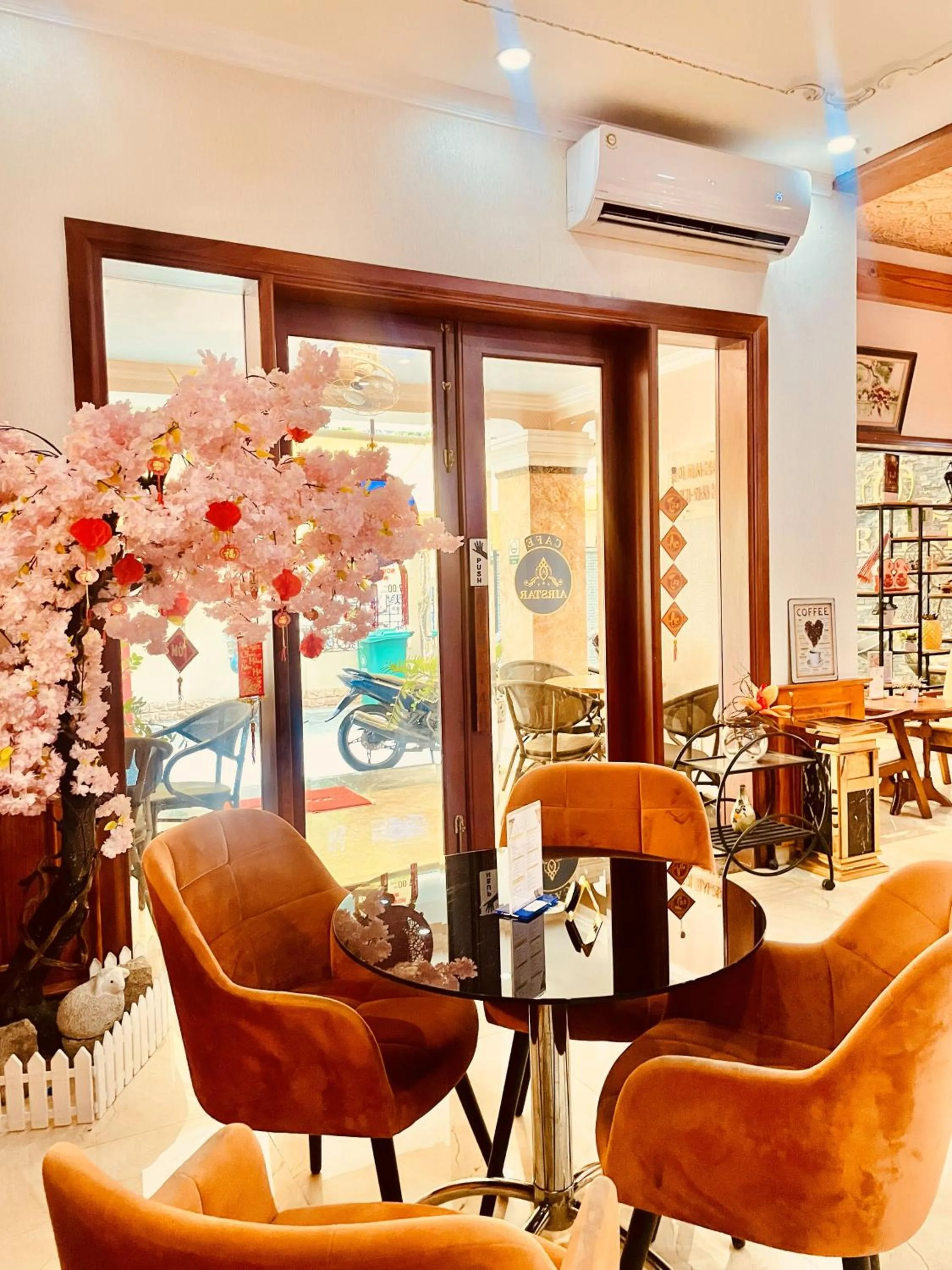 Restaurant/places to eat in Air Star Hotel