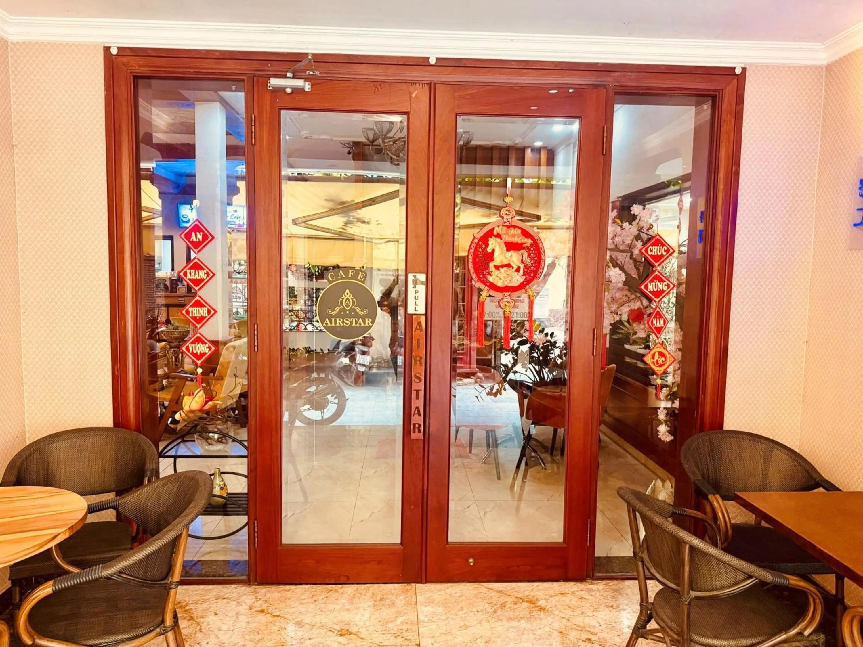 Restaurant/places to eat in Air Star Hotel