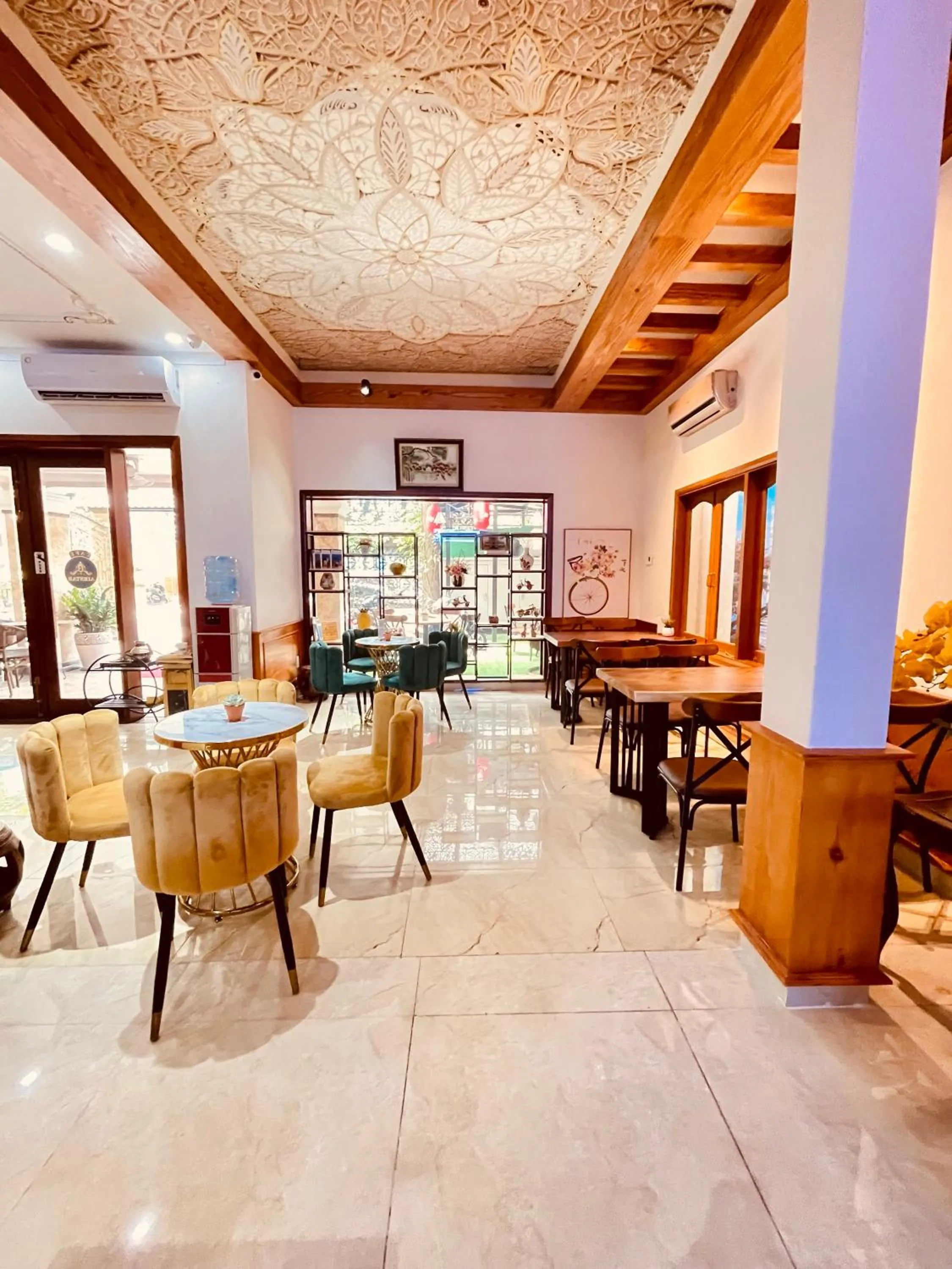 Restaurant/places to eat in Air Star Hotel