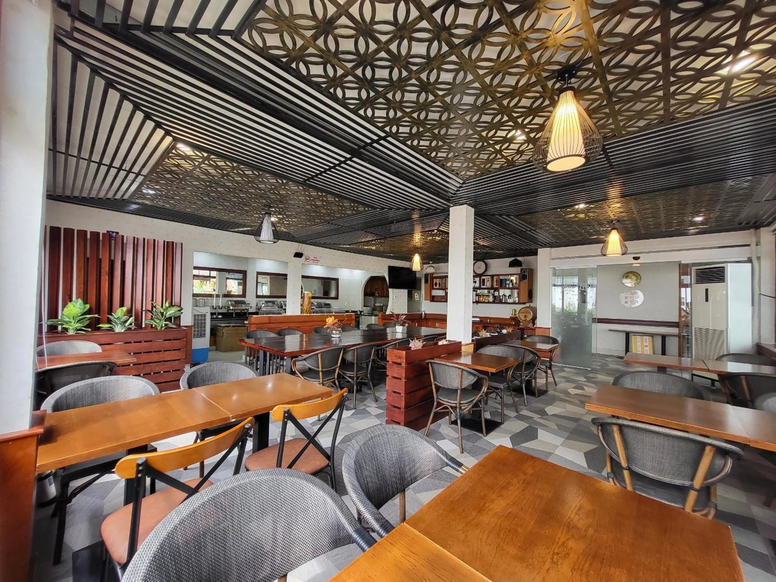 Restaurant/places to eat in Air Star Hotel