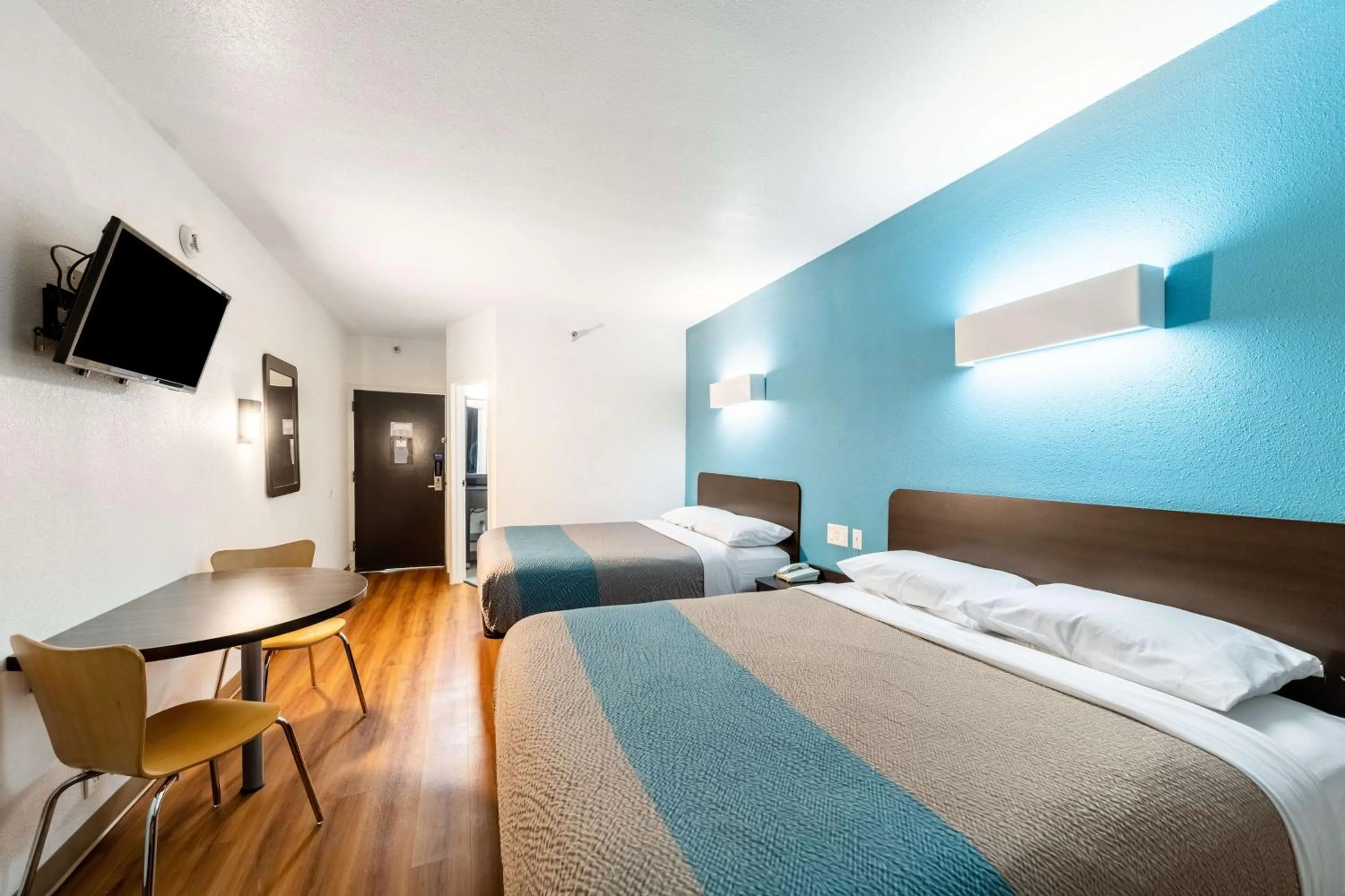 Photo of the whole room, Bed in Motel 6-Lewisville, TX - Medical City