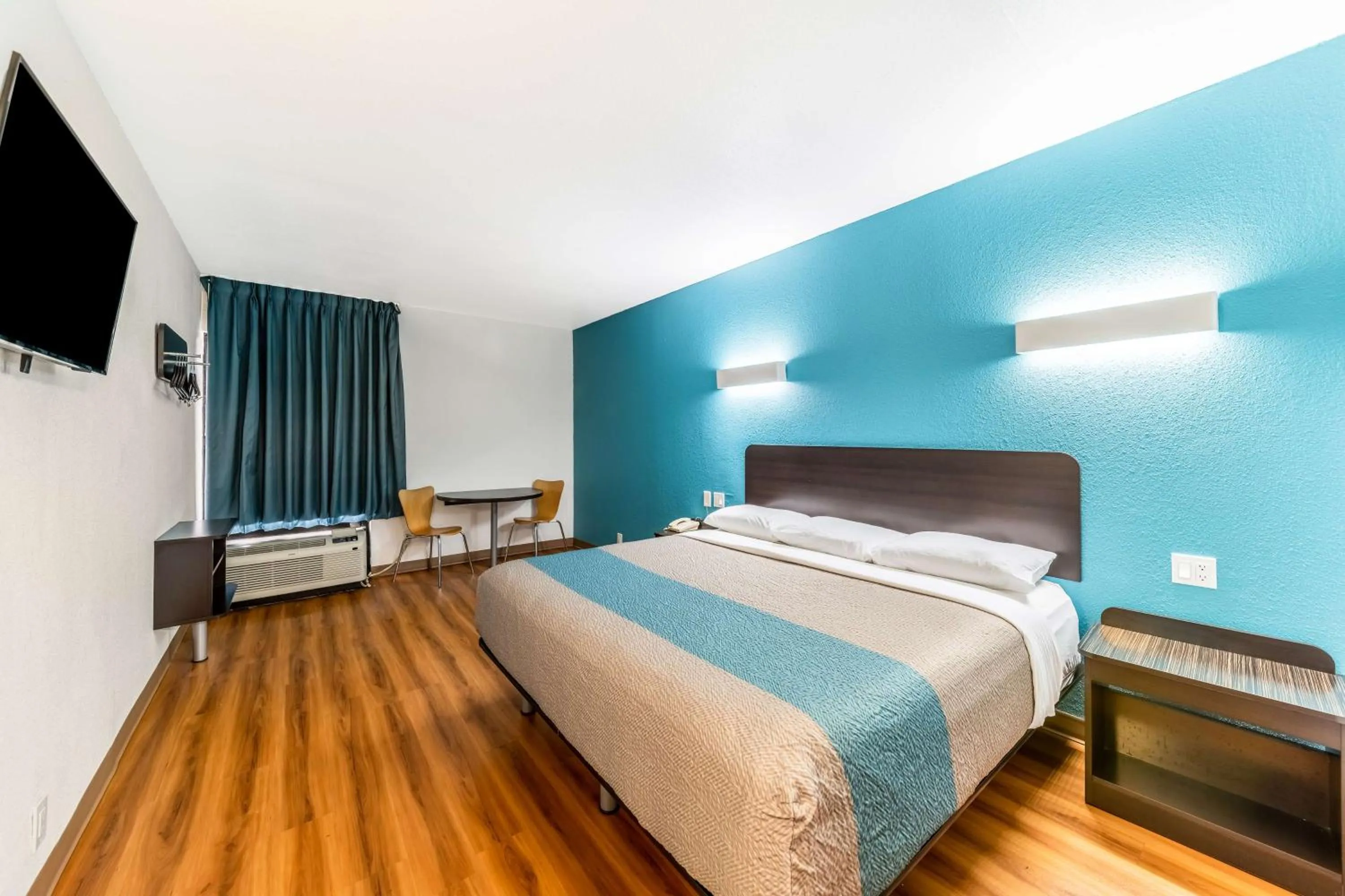 Photo of the whole room, Bed in Motel 6-Lewisville, TX - Medical City