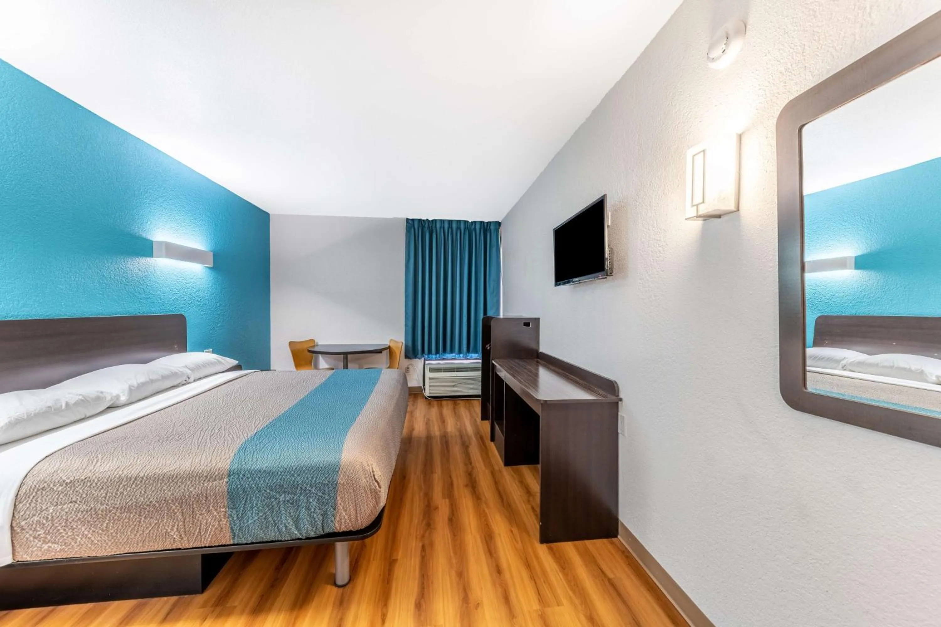 Photo of the whole room, Bed in Motel 6-Lewisville, TX - Medical City