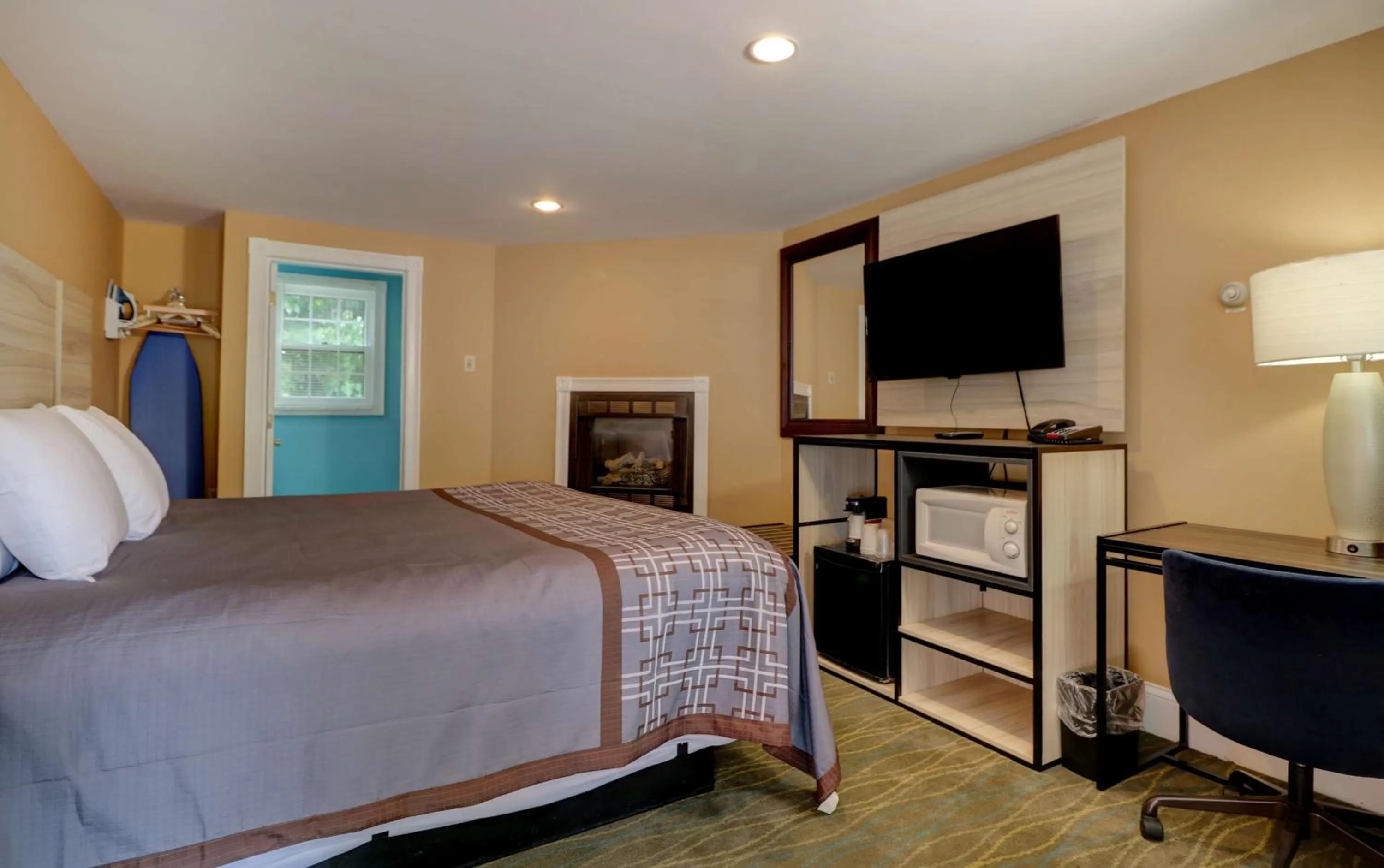 Bedroom, Bed in Yankee Clipper Inn, SureStay Collection by Best Western