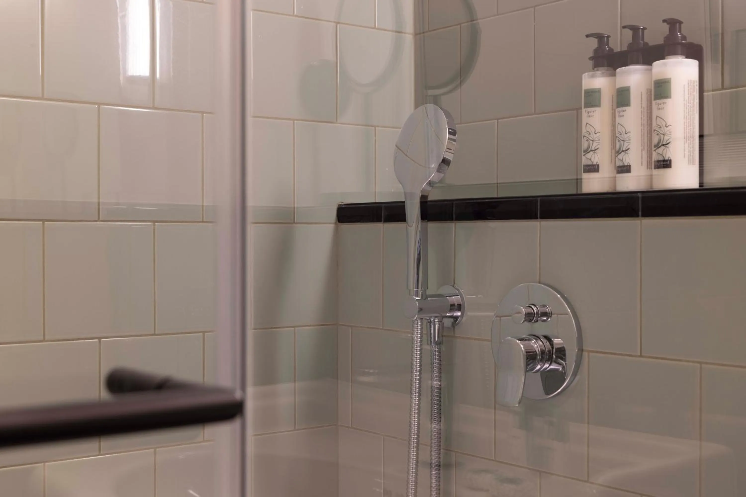 Shower in Dadou Paris