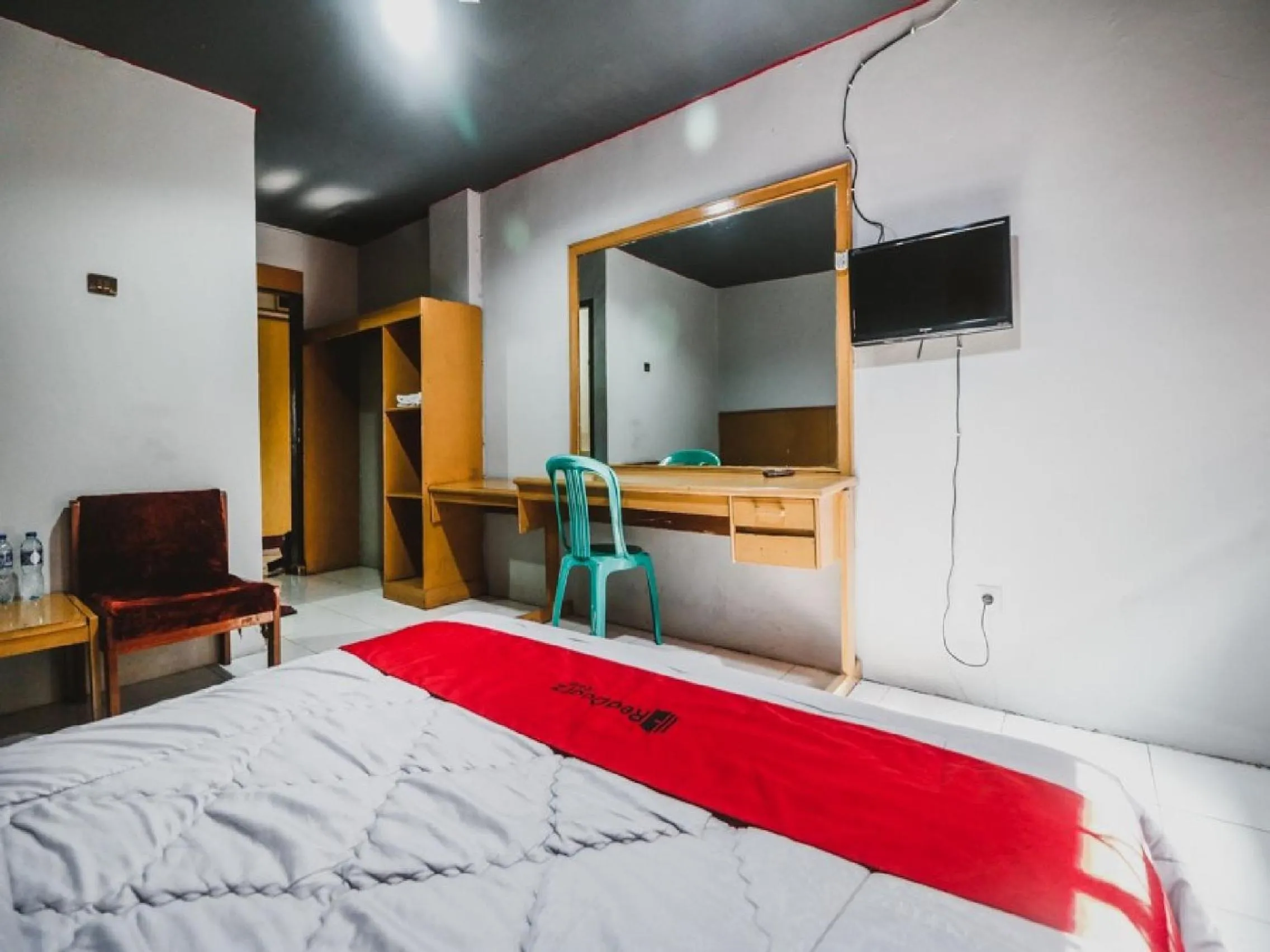 Bedroom, Bed in RedDoorz Plus near RSCM Jakarta