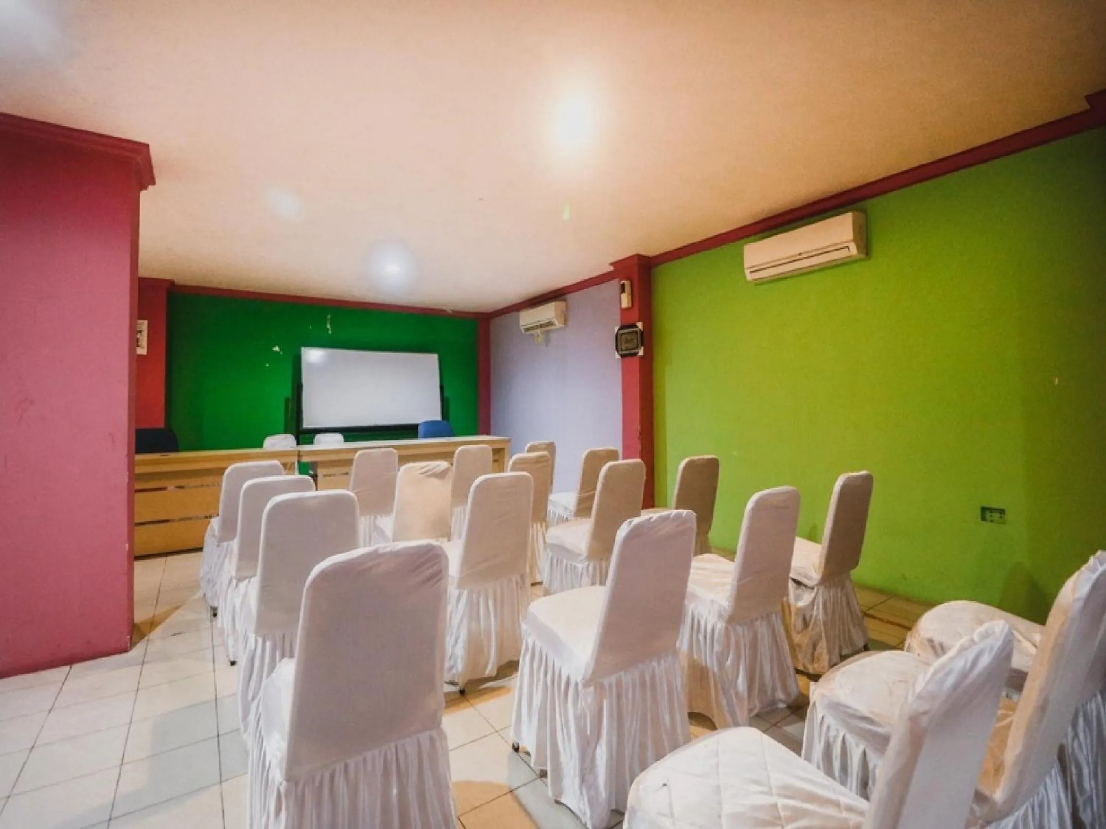 Area and facilities in RedDoorz Plus near RSCM Jakarta