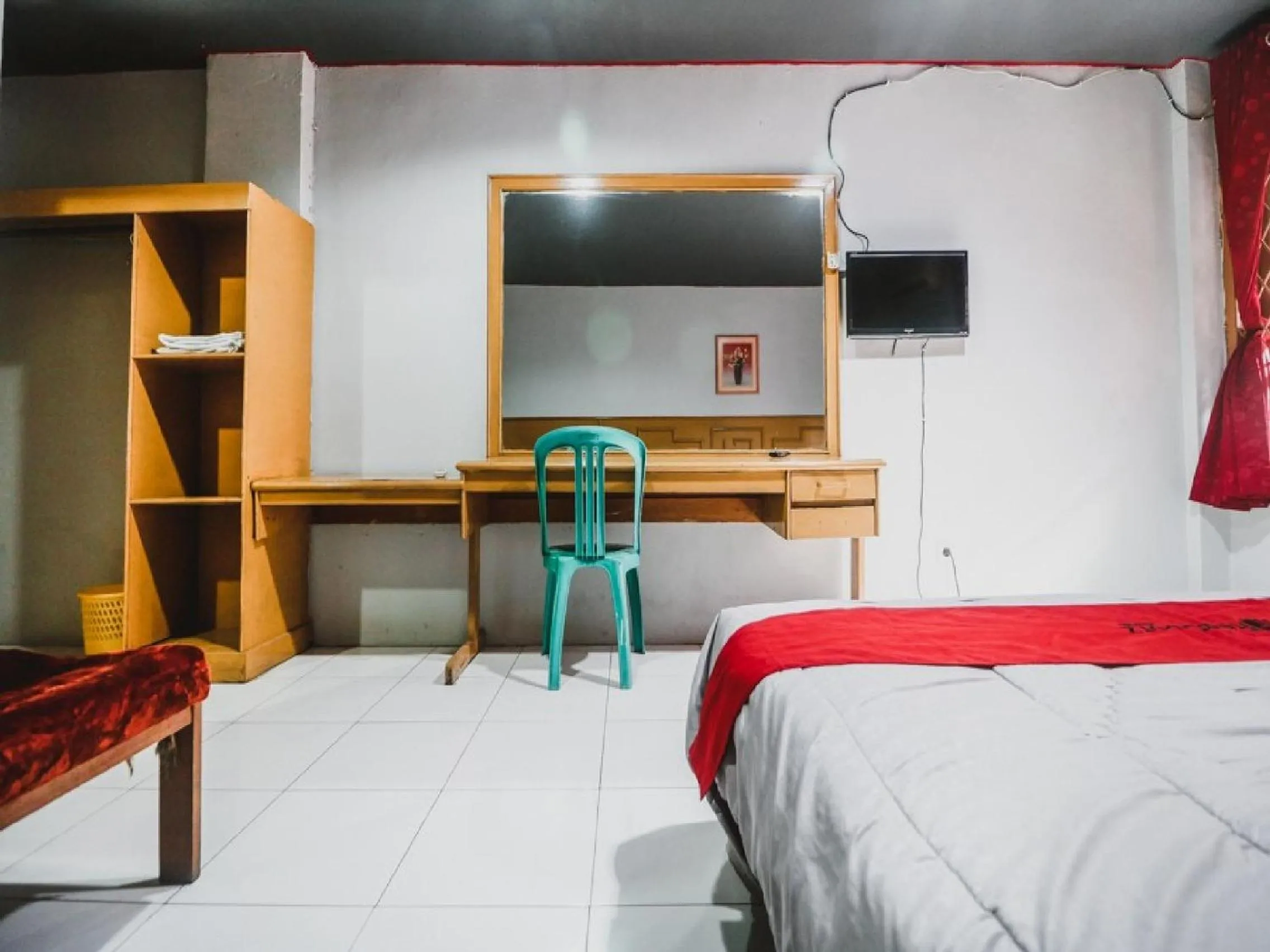 Bedroom, Bed in RedDoorz Plus near RSCM Jakarta
