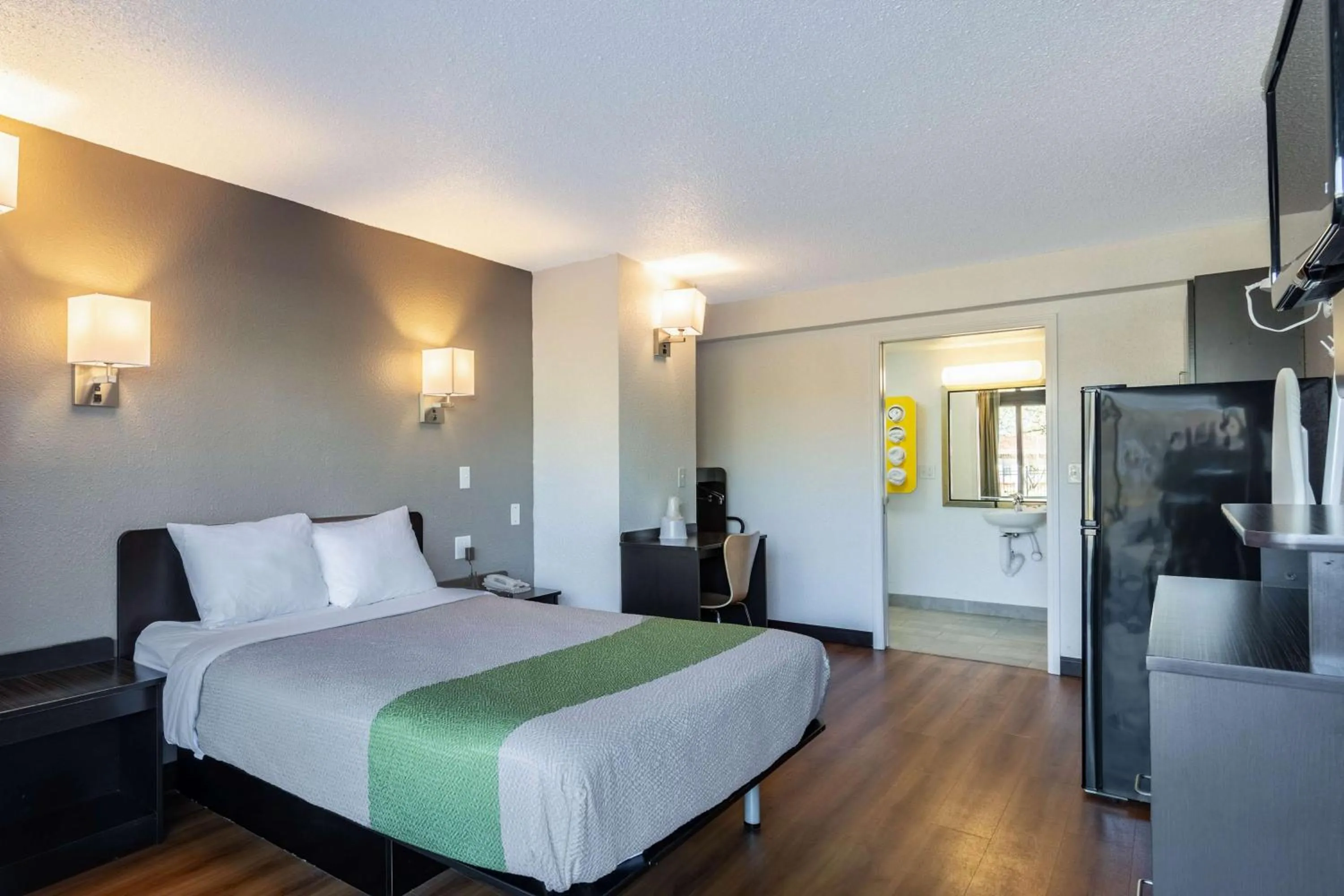 TV and multimedia, Bed in Studio 6-Little Rock, AR - West