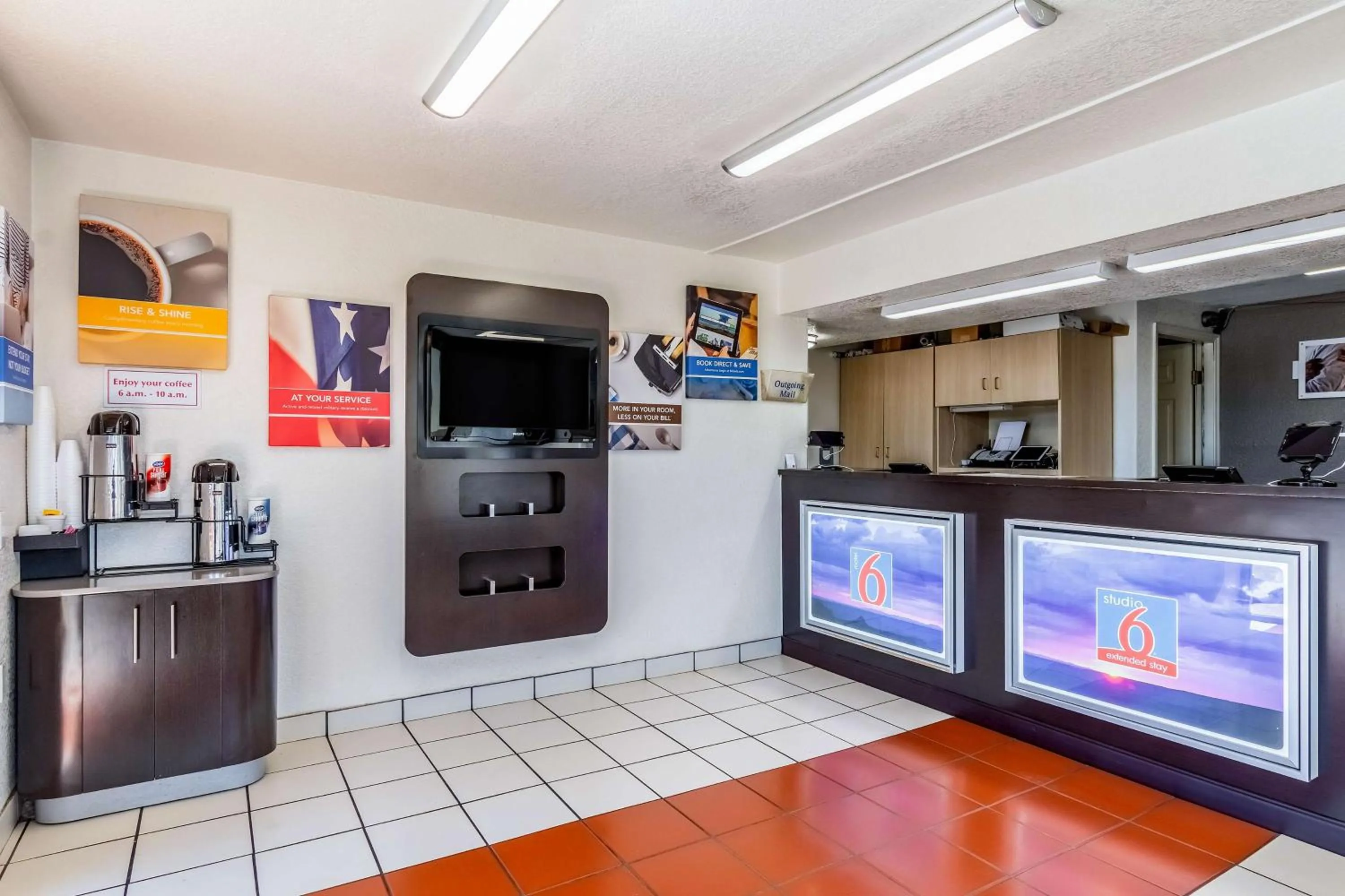 Communal lounge/ TV room in Studio 6-Little Rock, AR - West