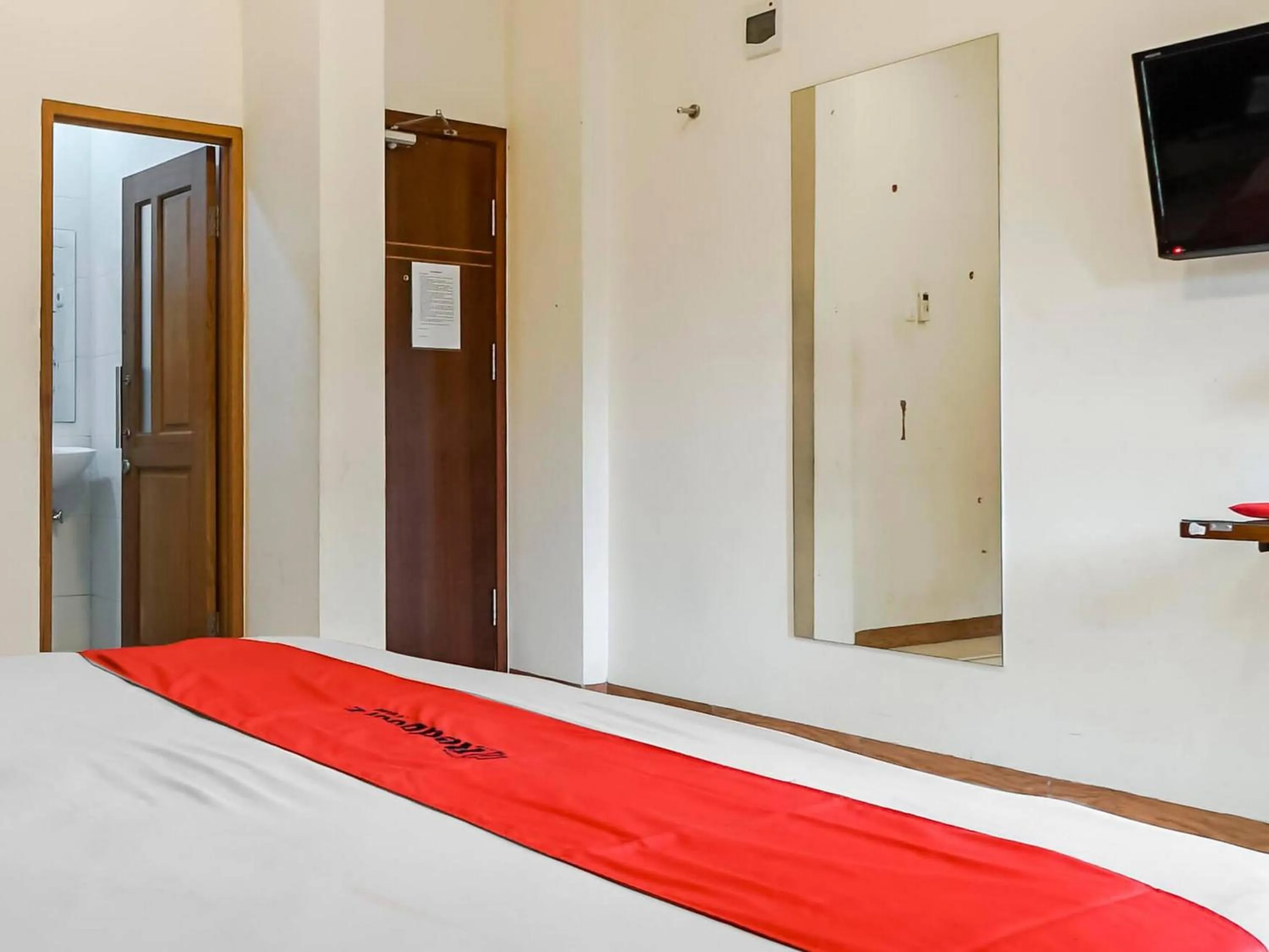 Bedroom, Bed in RedDoorz Plus at Karebosi Area 2 Makassar