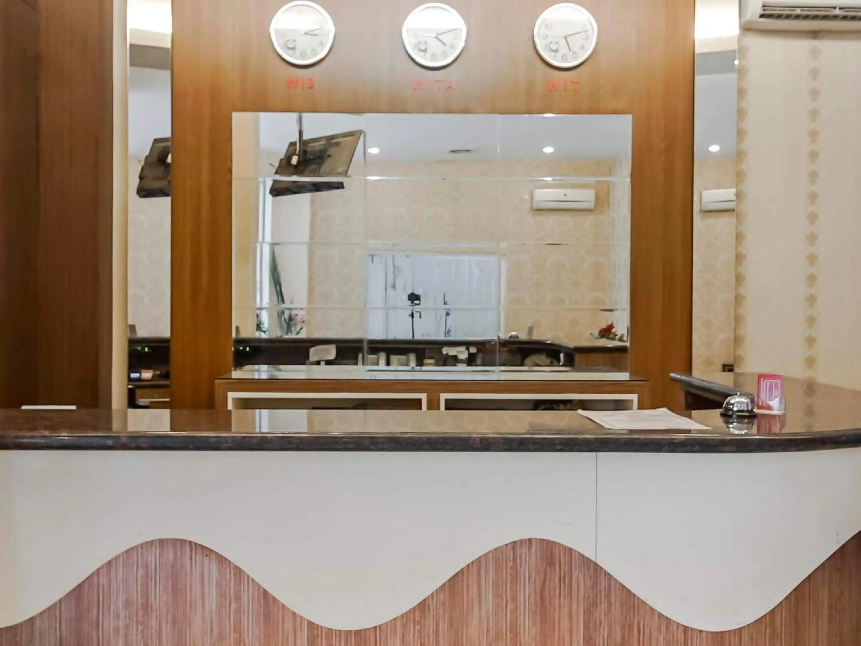 Lobby or reception in RedDoorz Plus at Karebosi Area 2 Makassar