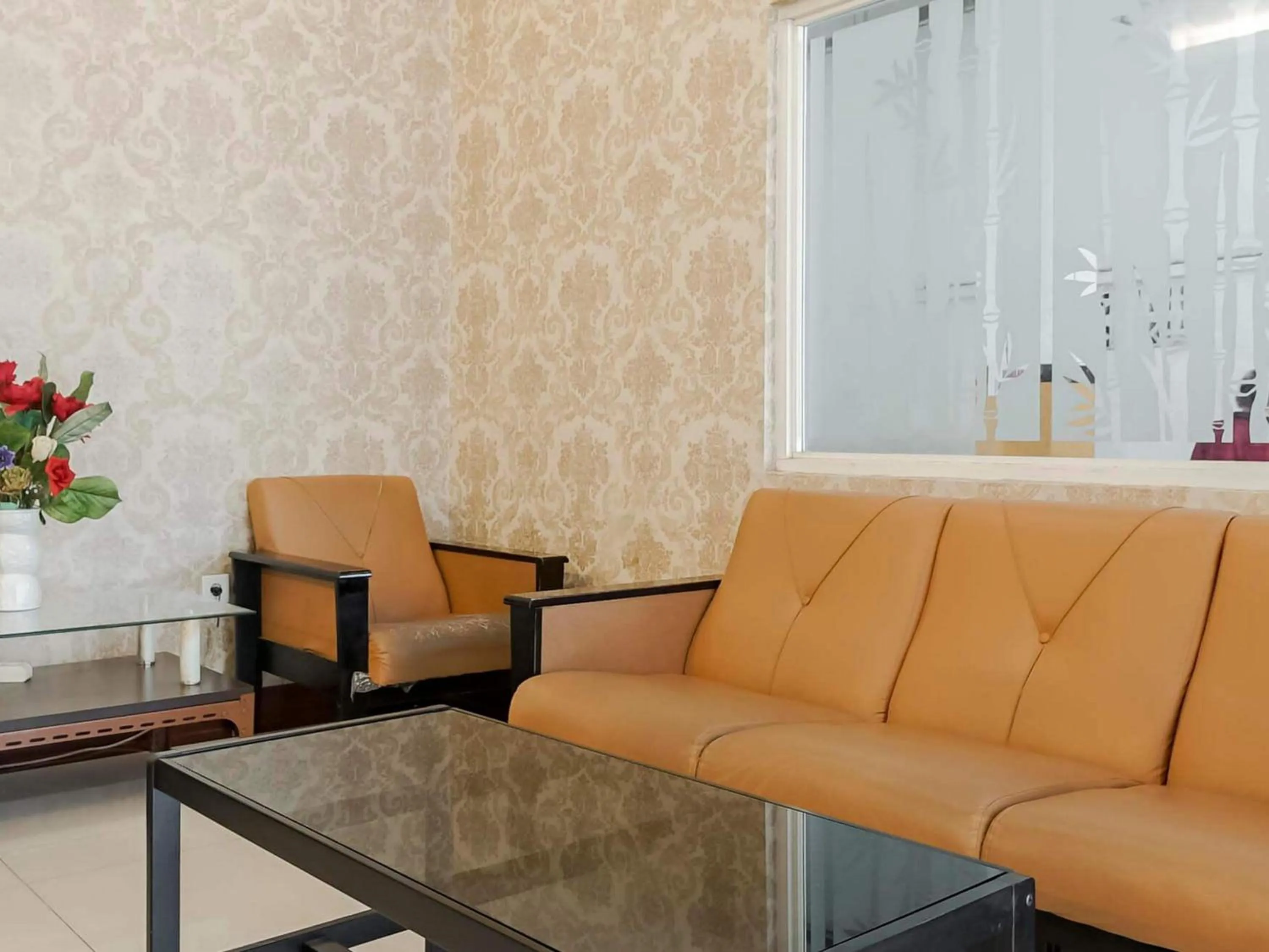 Seating area in RedDoorz Plus at Karebosi Area 2 Makassar