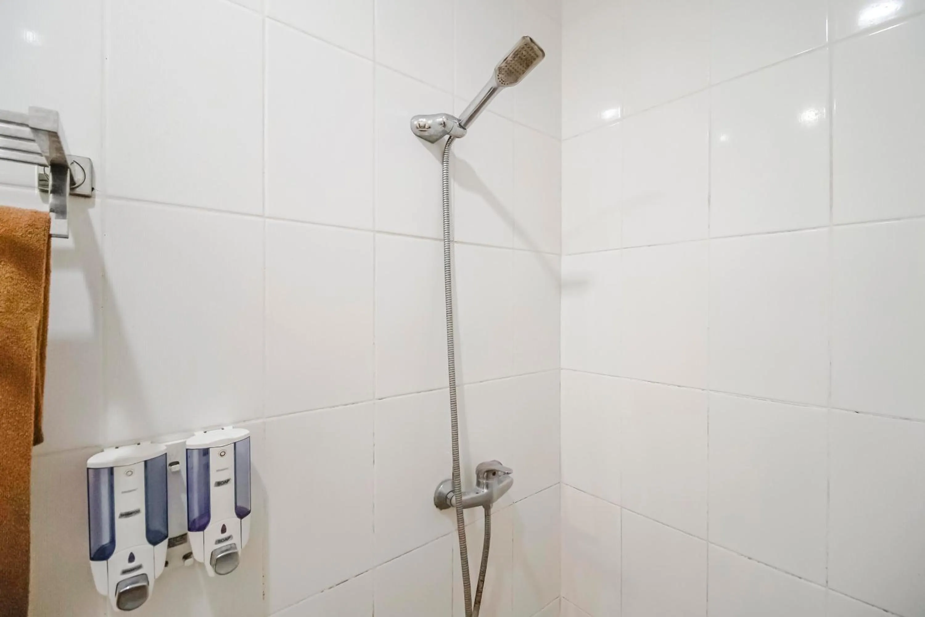 Bathroom in RedDoorz Plus at Karebosi Area 2 Makassar