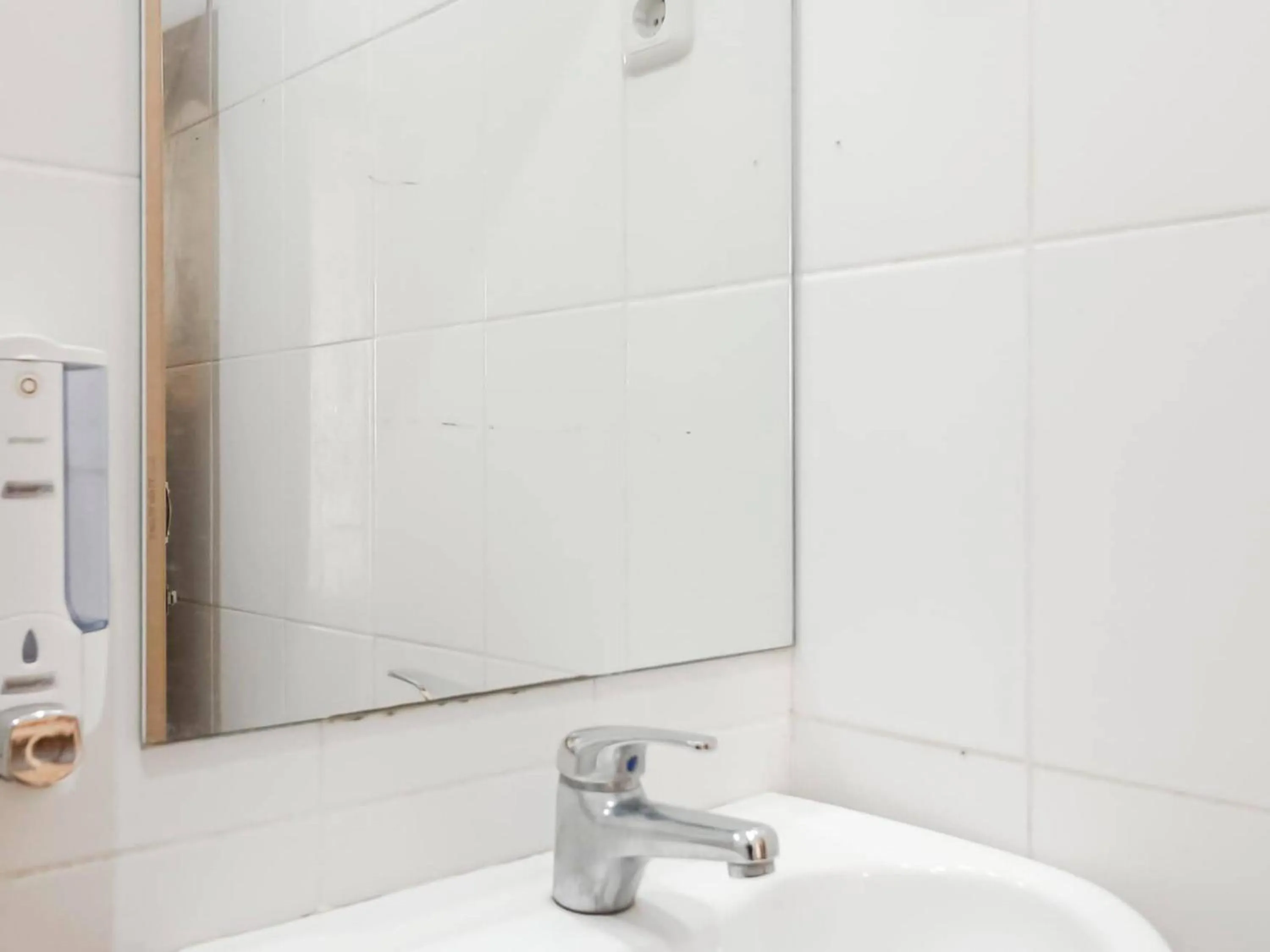 Bathroom in RedDoorz Plus at Karebosi Area 2 Makassar