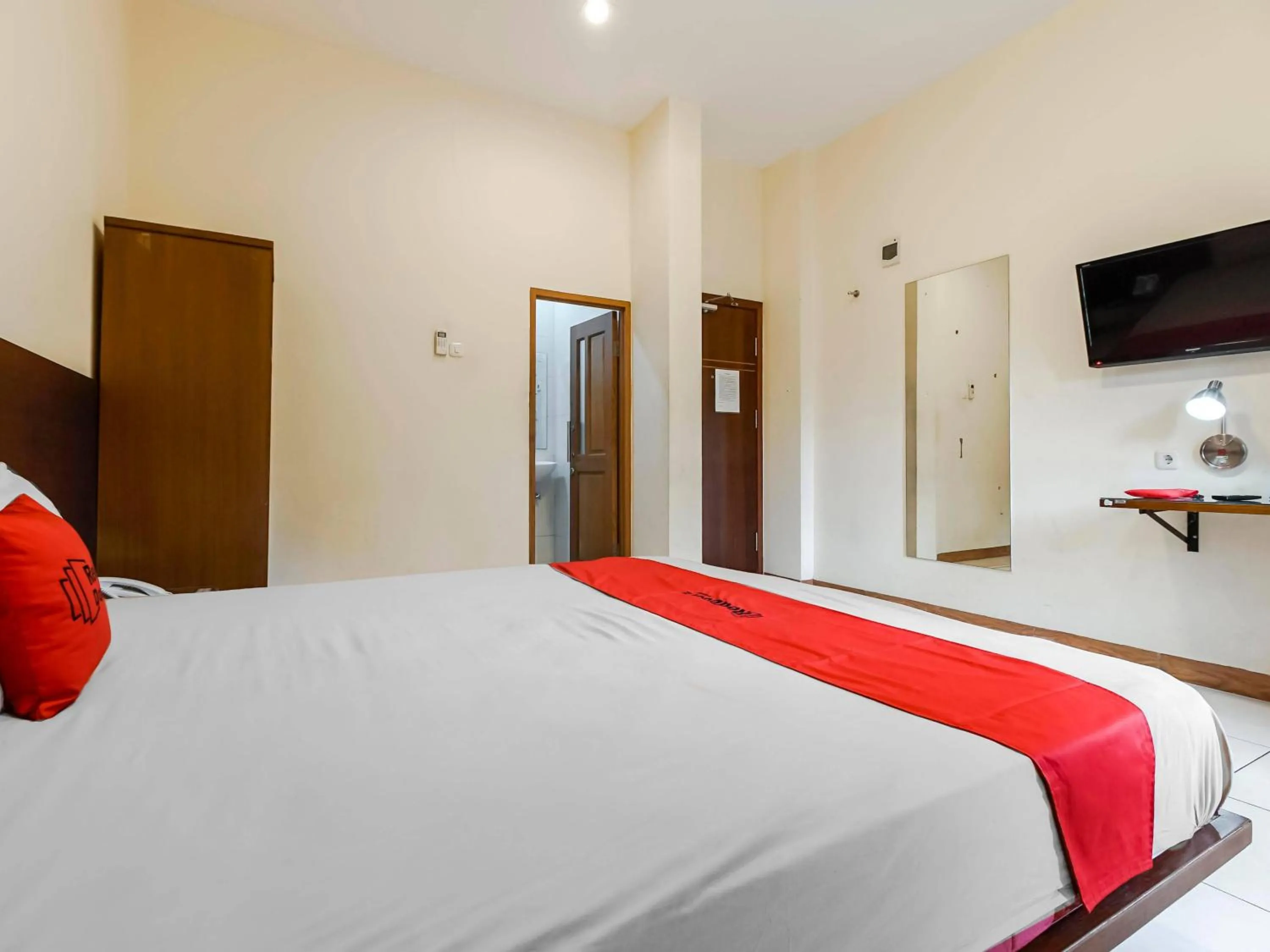 Bedroom, Bed in RedDoorz Plus at Karebosi Area 2 Makassar