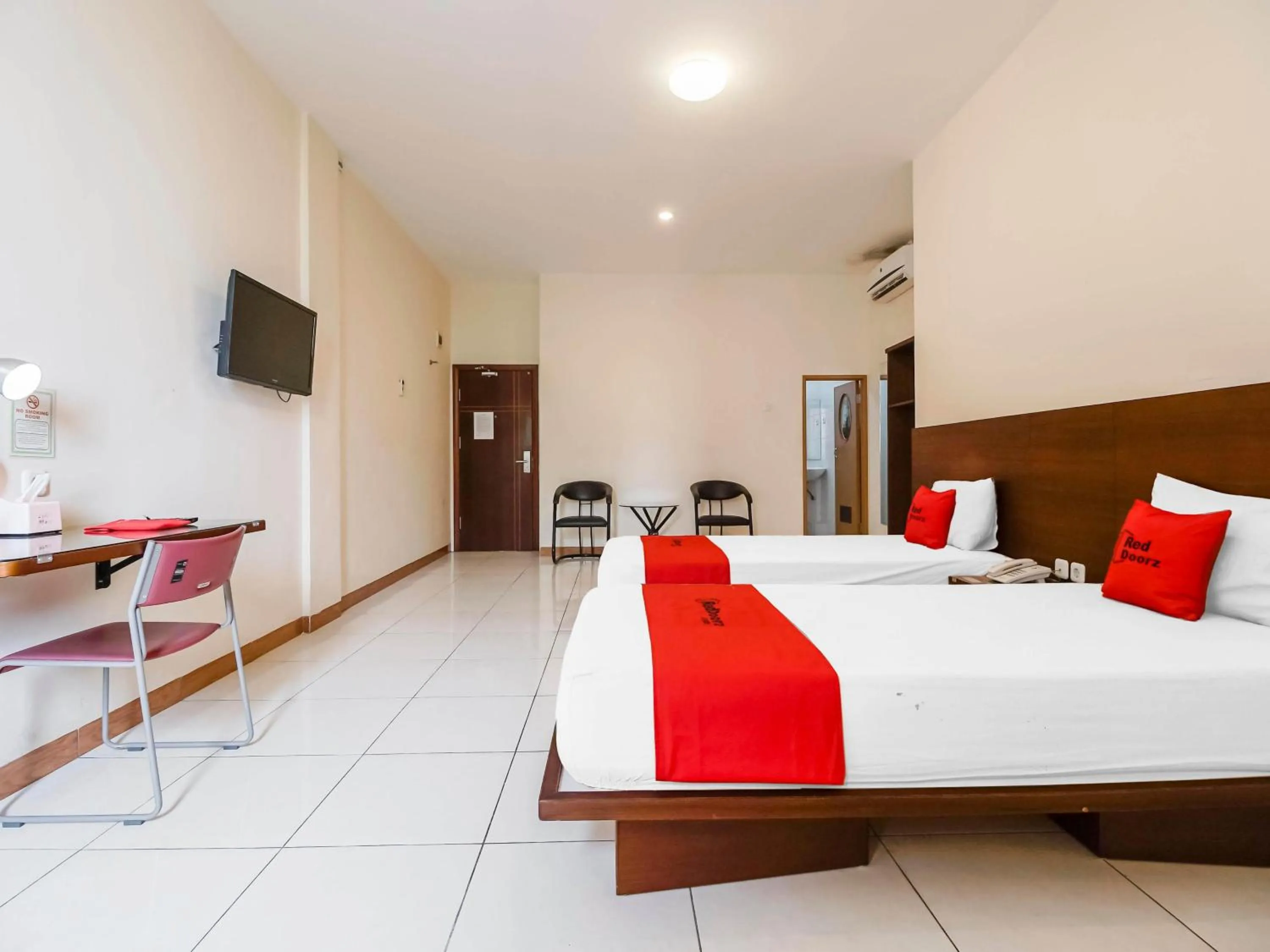 Bedroom, Bed in RedDoorz Plus at Karebosi Area 2 Makassar