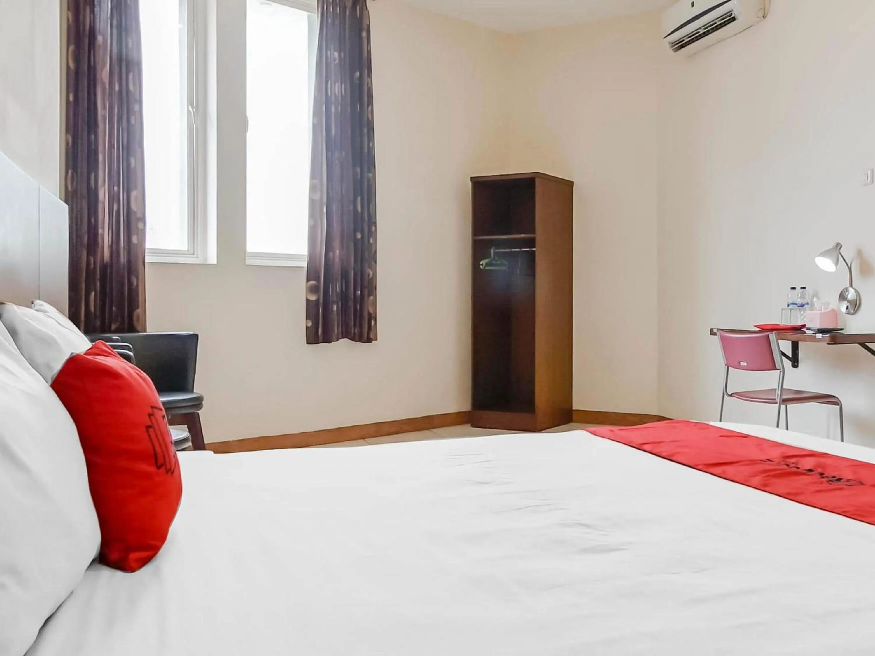 Bedroom, Bed in RedDoorz Plus at Karebosi Area 2 Makassar