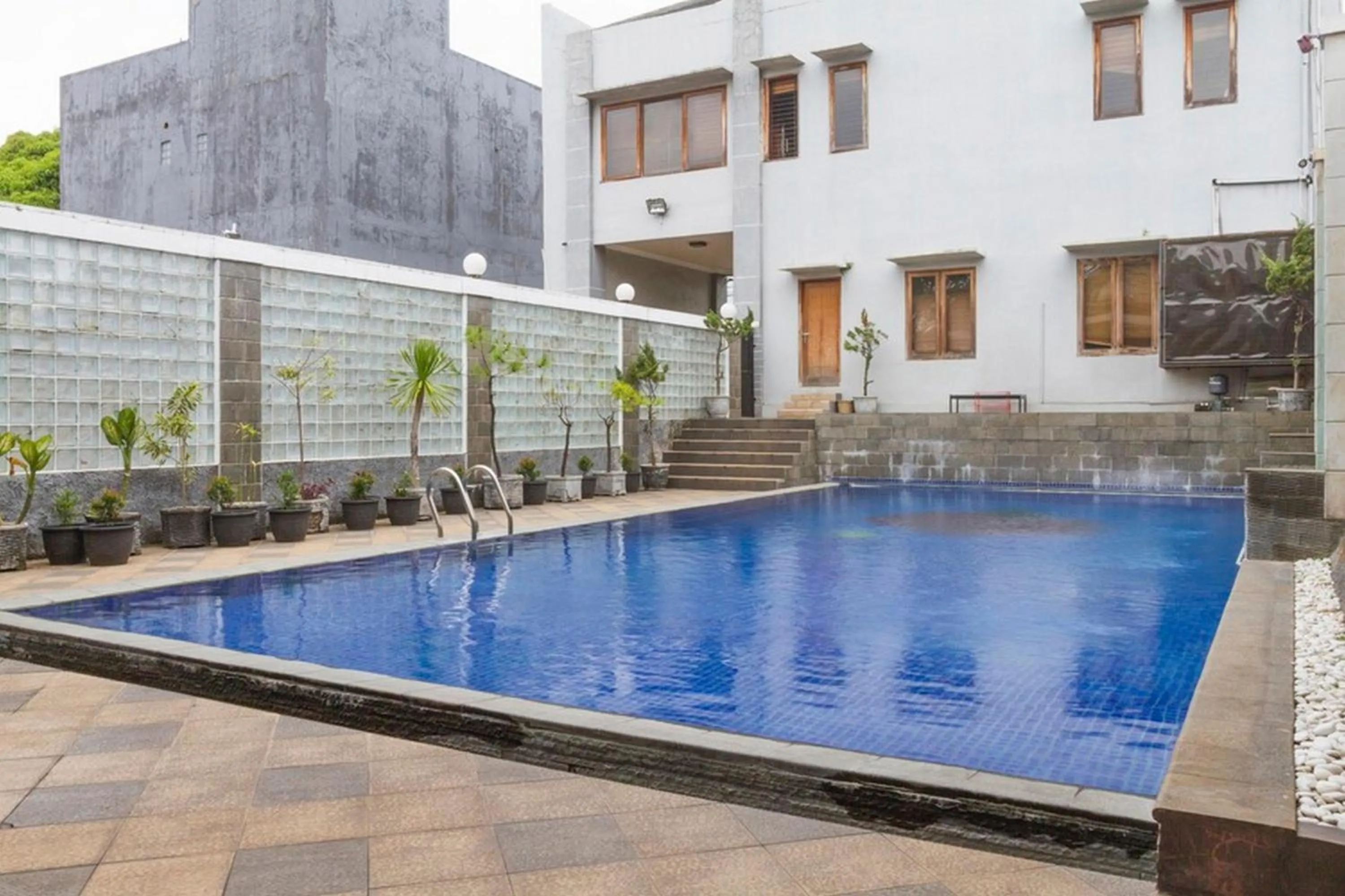Swimming pool in RedDoorz near Jatinangor Town Square