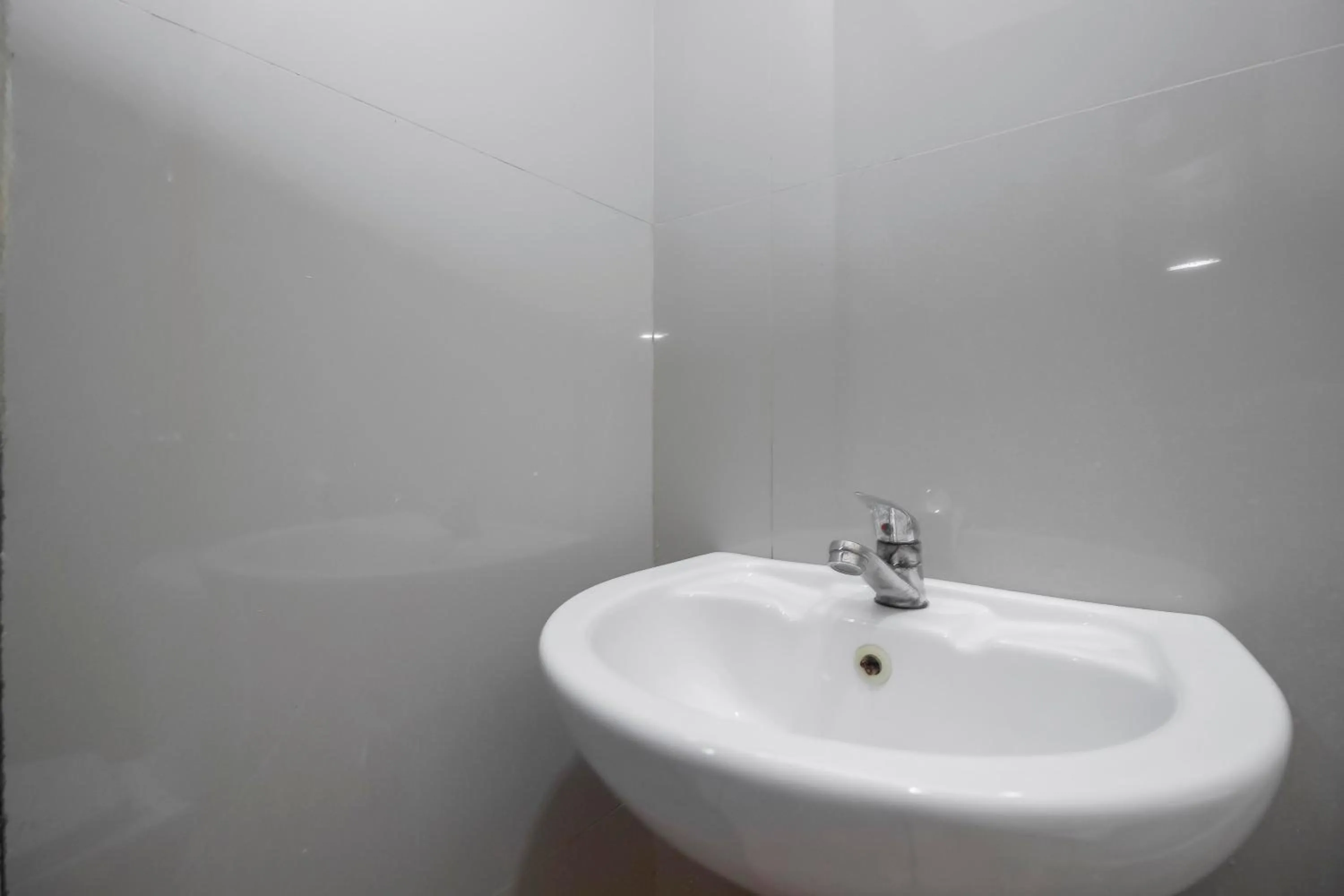 Bathroom in RedDoorz @ Meruya 2