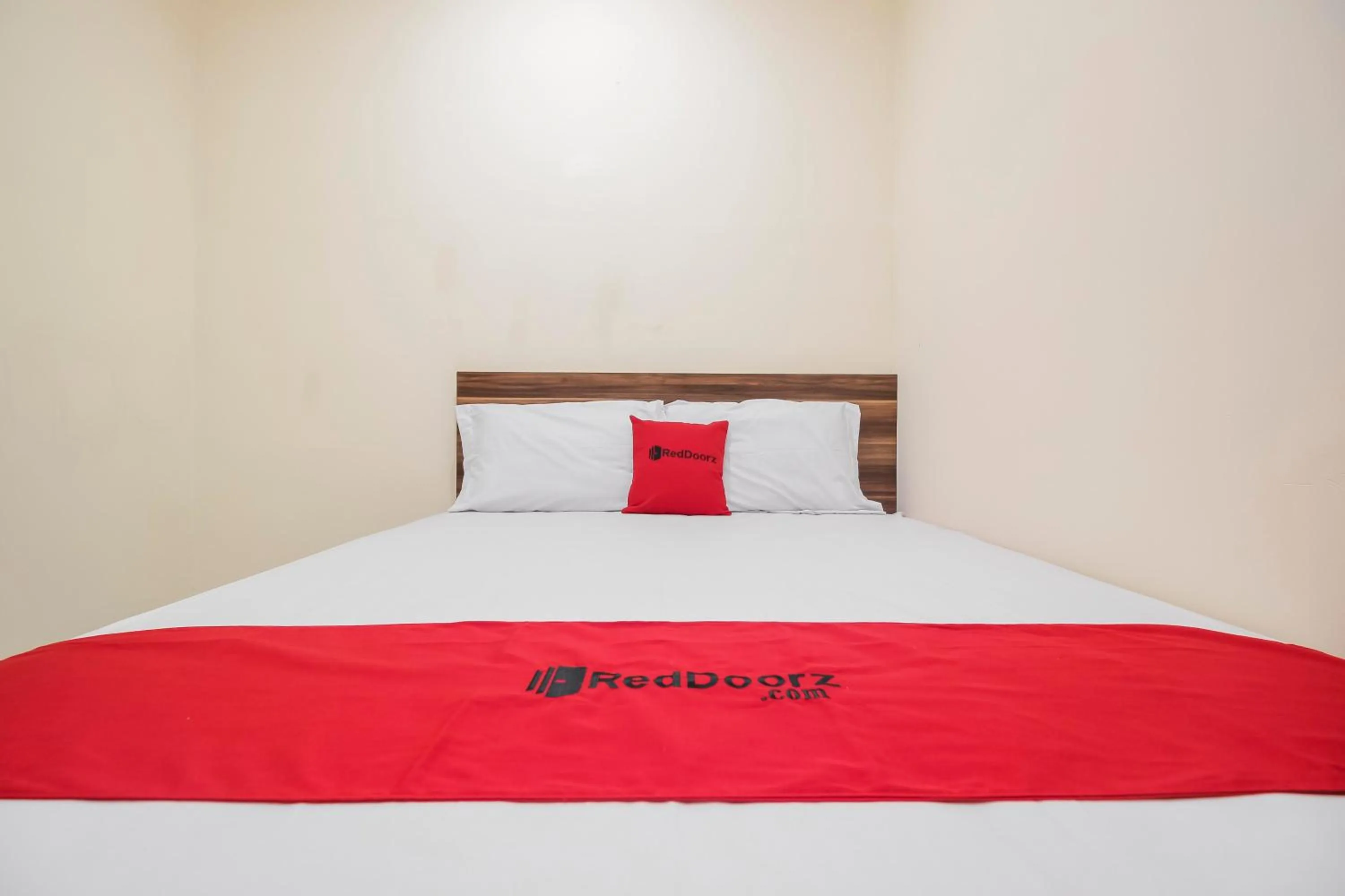 Bedroom, Bed in RedDoorz @ Meruya 2