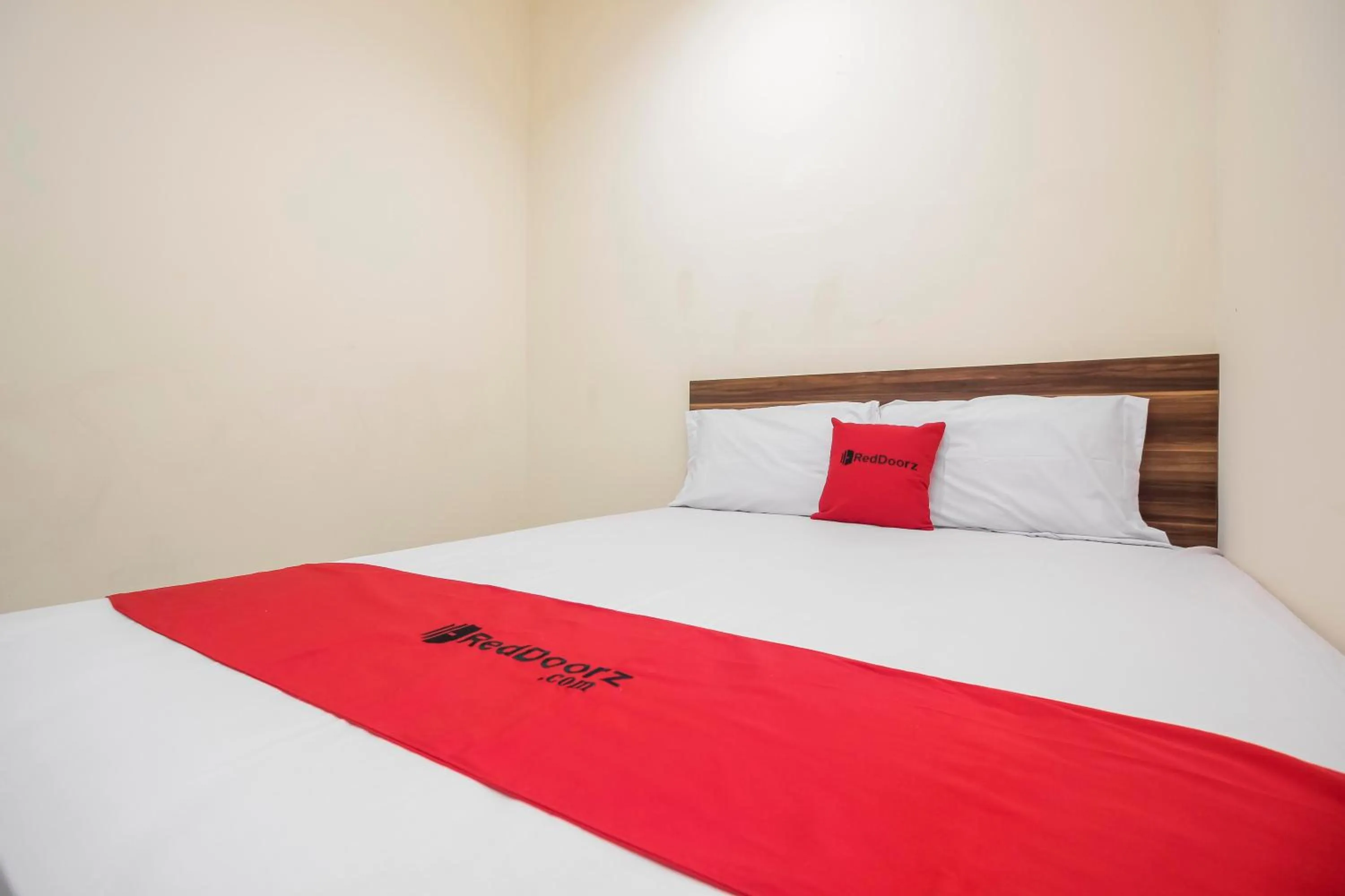 Bedroom, Bed in RedDoorz @ Meruya 2